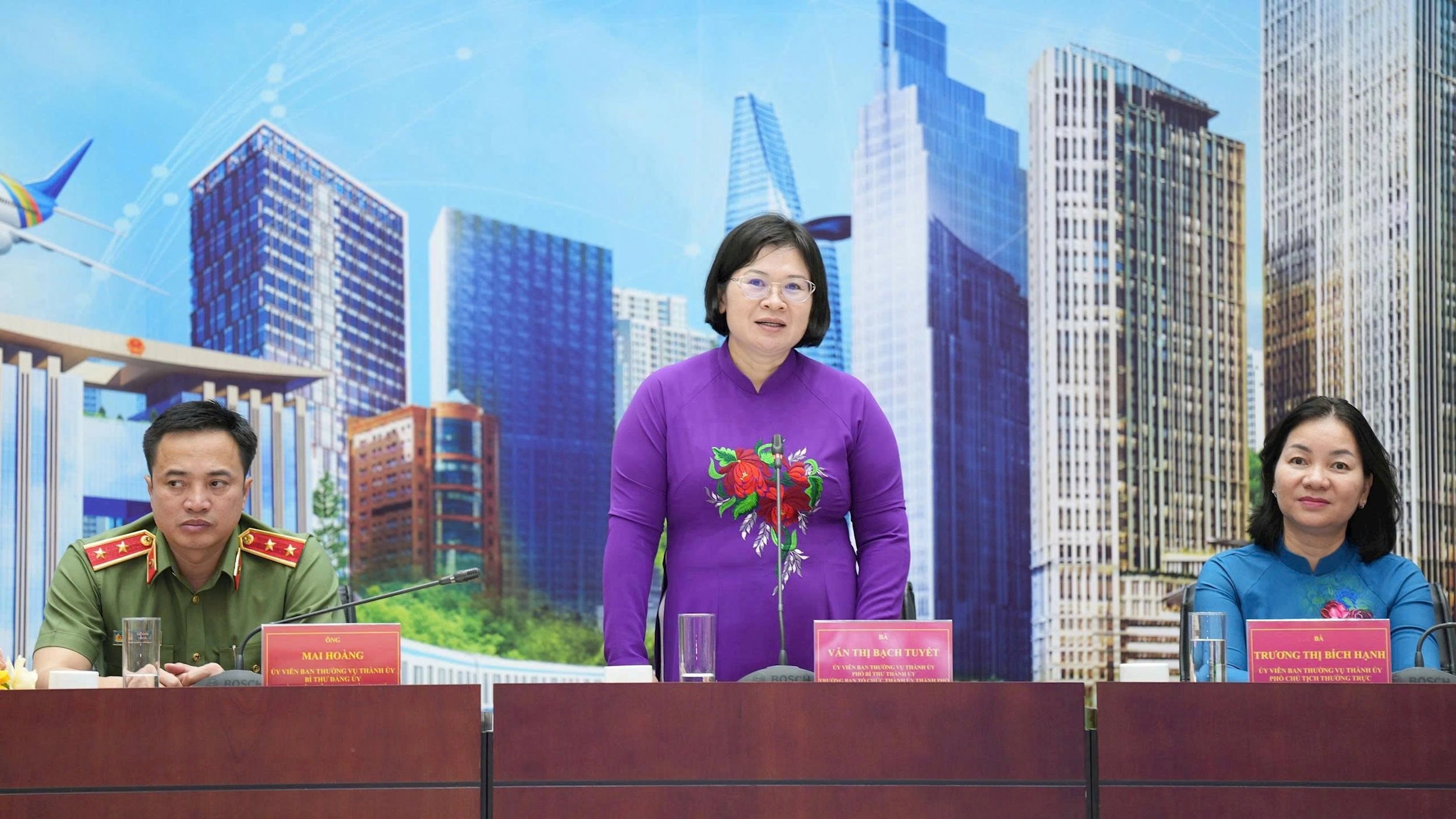 Nestleder i partikomiteen i Ho Chi Minh-byen, Van Thi Bach Tuyet, taler på arbeidsmøtet