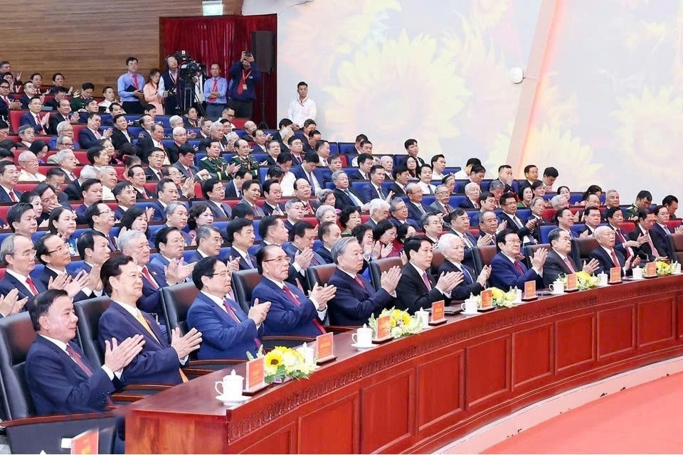 Sekretaris Jenderal To Lam, Presiden Luong Cuong, Perdana Menteri Pham Minh Chinh, Ketua Majelis Nasional Tran Thanh Man, serta para pemimpin dan mantan pemimpin Partai dan Negara lainnya menghadiri Kongres pertama Komite Partai Kota Ho Chi Minh untuk masa jabatan 2025-2030. Foto: Thong Nhat/VNA