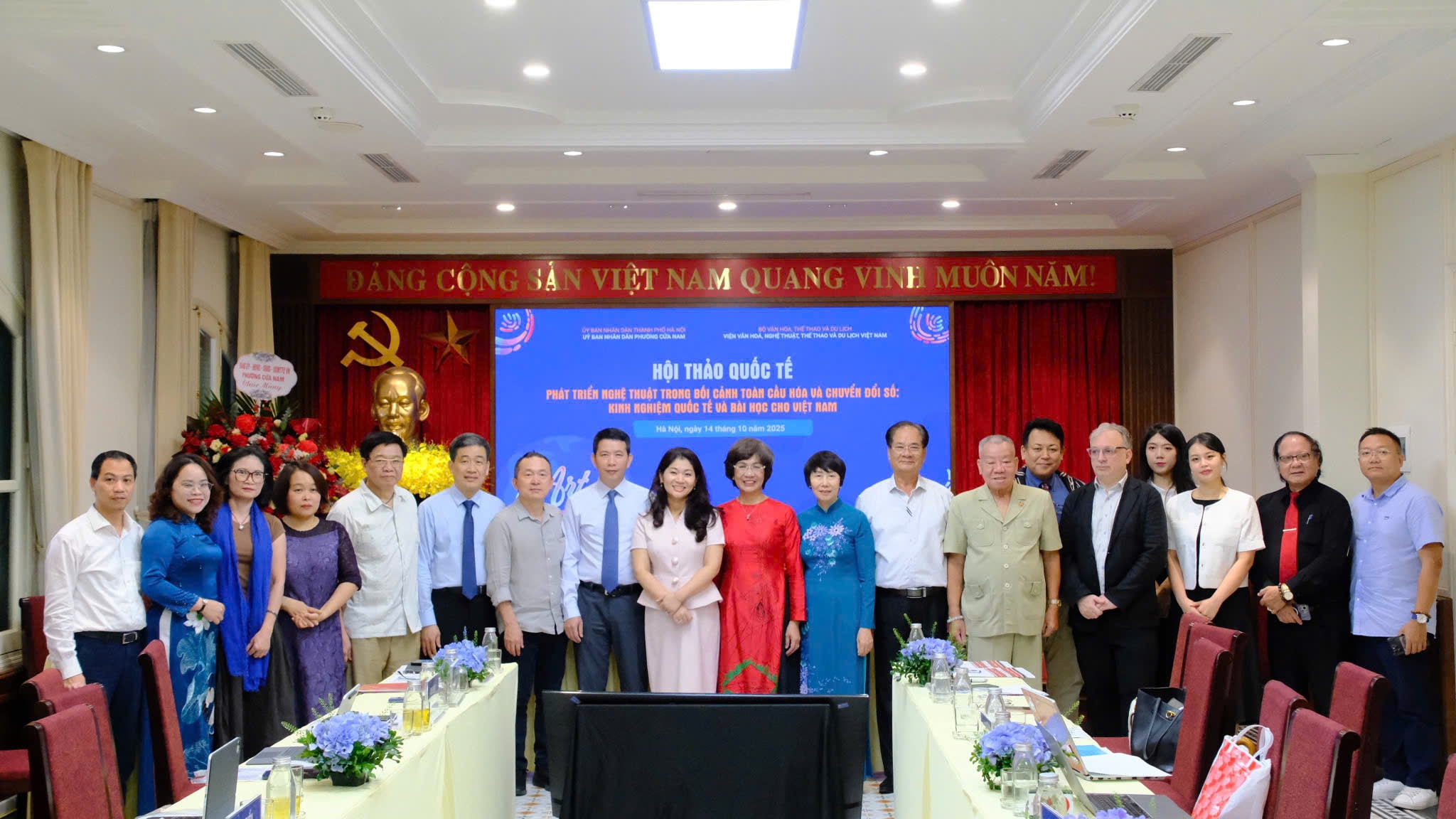 Đại biểu Việt Nam và quốc tế tại hội thảo