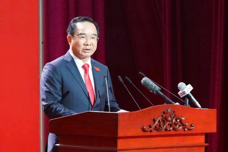 Wakil Sekretaris Komite Partai Kota, Ketua Komite Rakyat Kota Ho Chi Minh, Nguyen Van Duoc, menyampaikan laporan politik kepada kongres. Foto: Panitia Penyelenggara Kongres