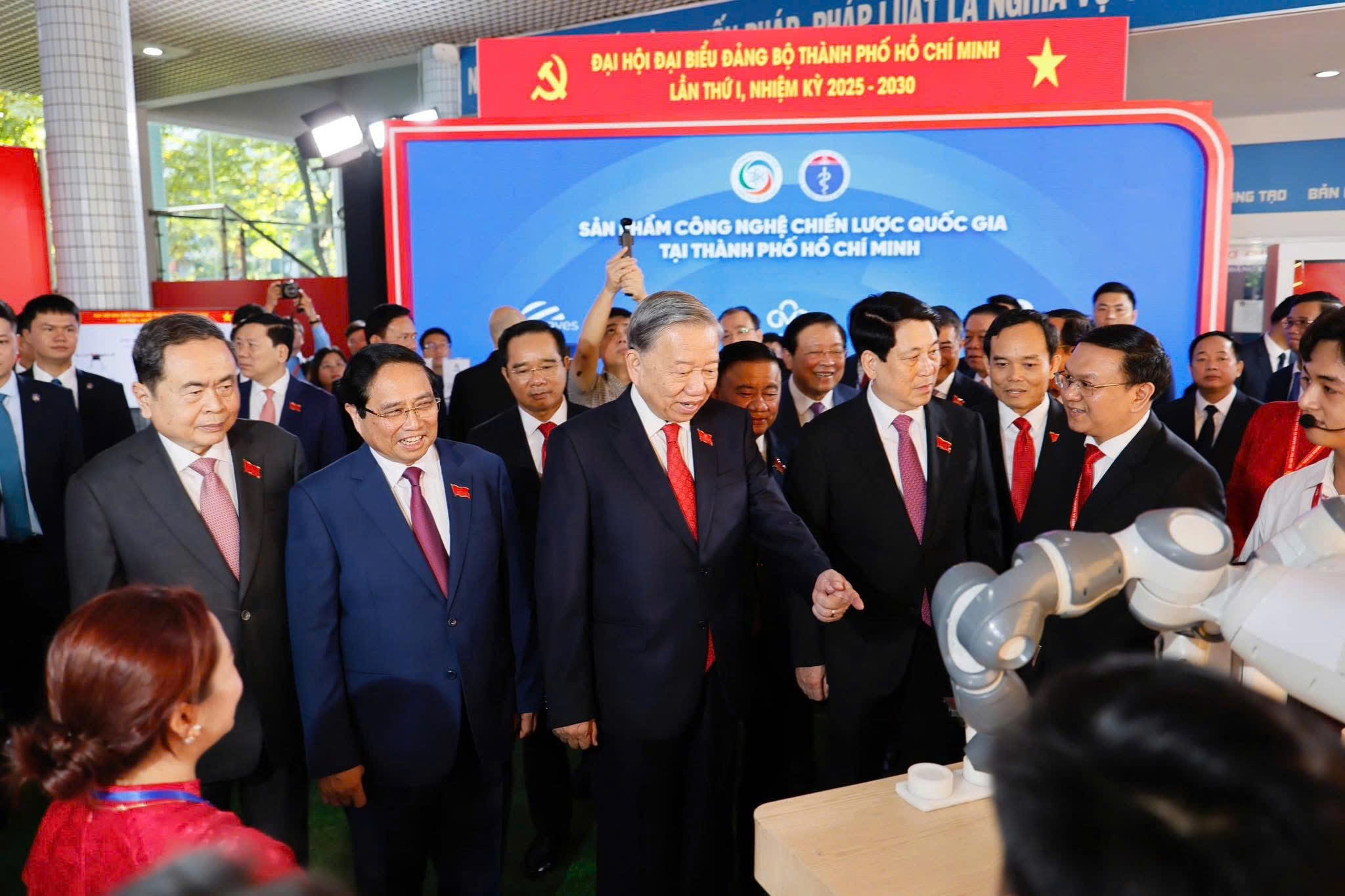 Sekretaris Jenderal To Lam, Presiden Luong Cuong, Perdana Menteri Pham Minh Chinh, Ketua Majelis Nasional Tran Thanh Man, serta para pemimpin dan mantan pemimpin partai dan negara lainnya mengunjungi pameran produk sains dan teknologi. Foto: Panitia Penyelenggara Kongres
