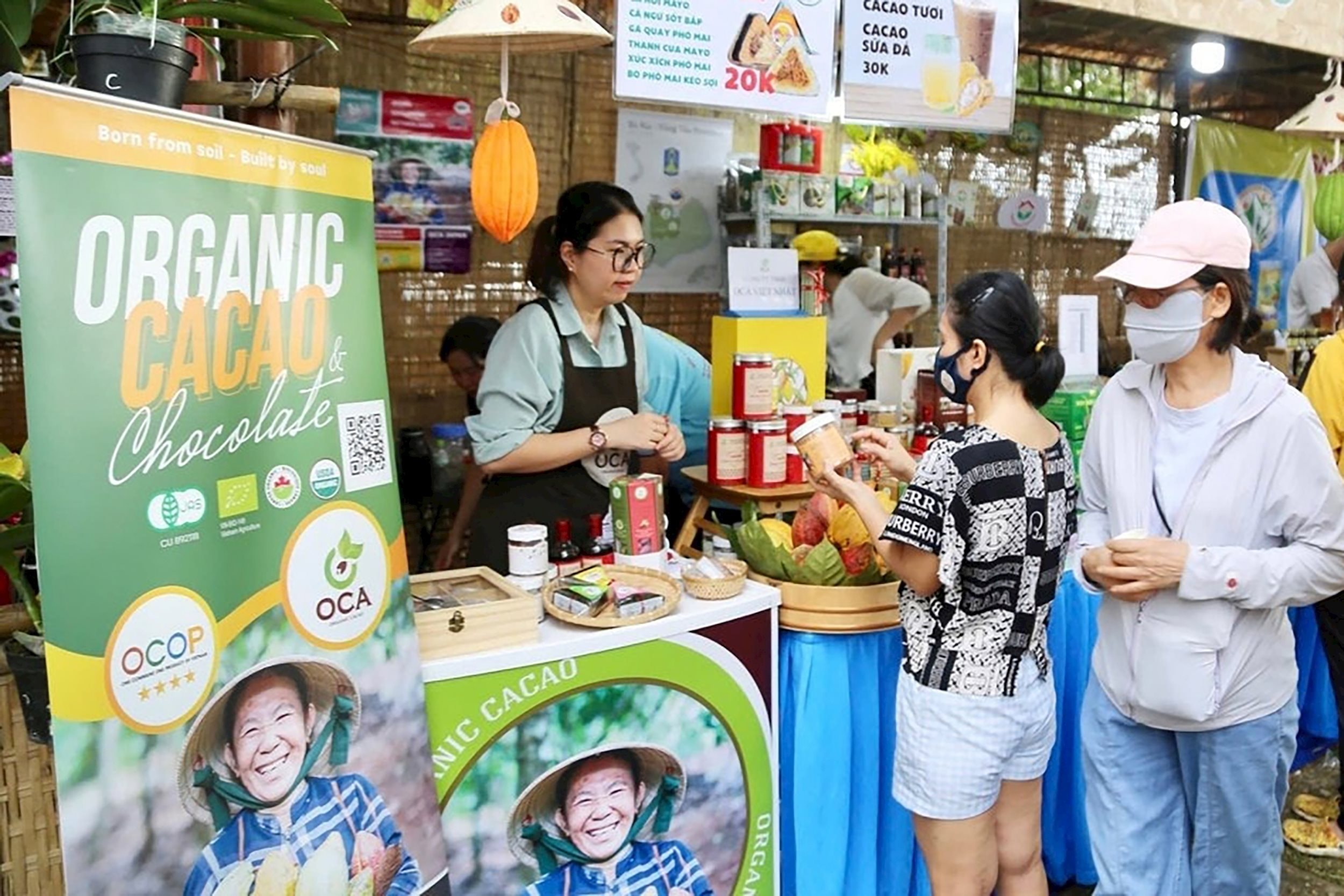 ຮ້ານຂາຍຜະລິດຕະພັນຝິ່ນ ແລະ ດົນຕີພື້ນເມືອງຂອງເມືອງ ຈ່າງດຶກ, ແຂວງ ບ່າເຣ້ຍວັງເຕົ່າ.jpg