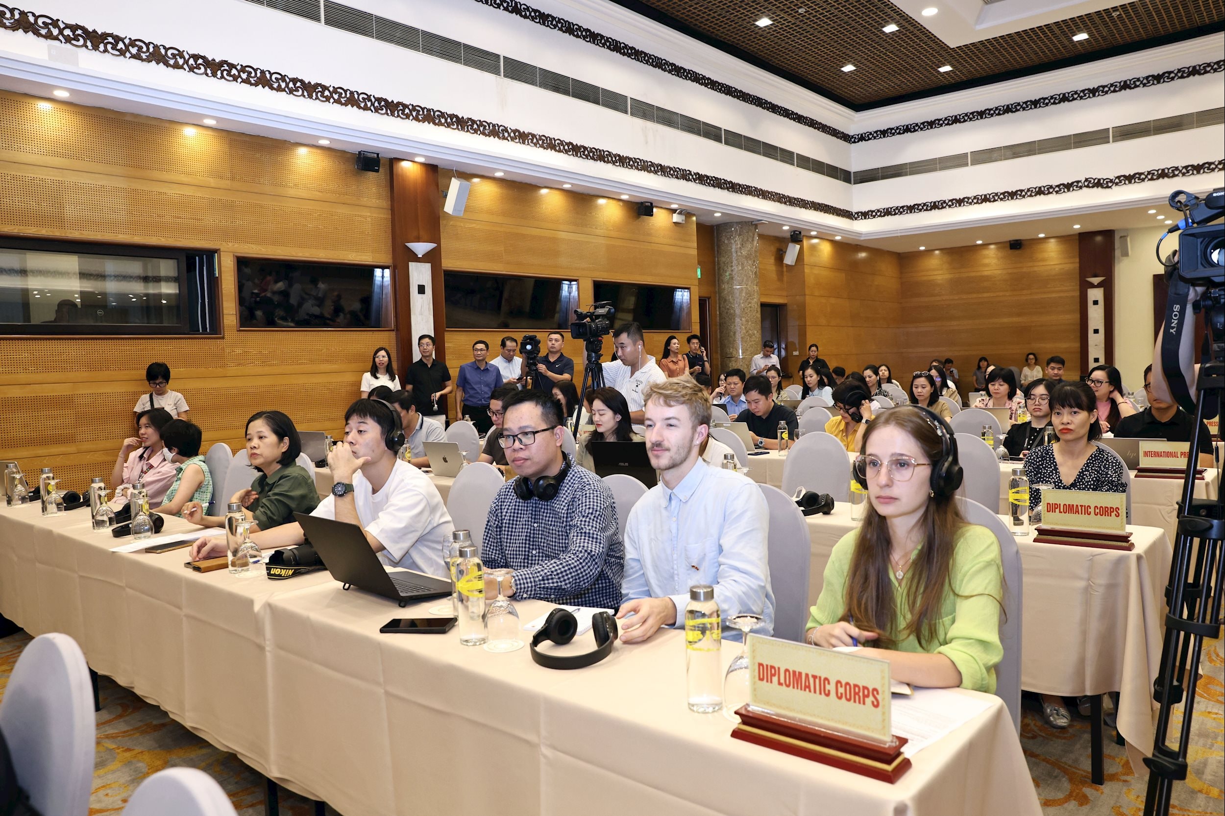 Các nhà báo quốc tế tham dự Họp báo
