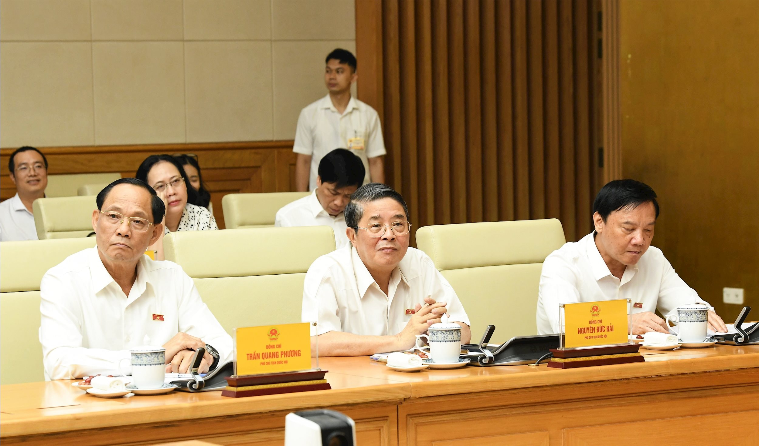 Phó Bí thư Đảng ủy Quốc hội, Phó Chủ tịch Quốc hội Nguyễn Khắc Định; Phó Chủ tịch Quốc hội Nguyễn Đức Hải; Phó Chủ tịch Quốc hội, Thượng tướng Trần Quang Phương tham dự hội ngh