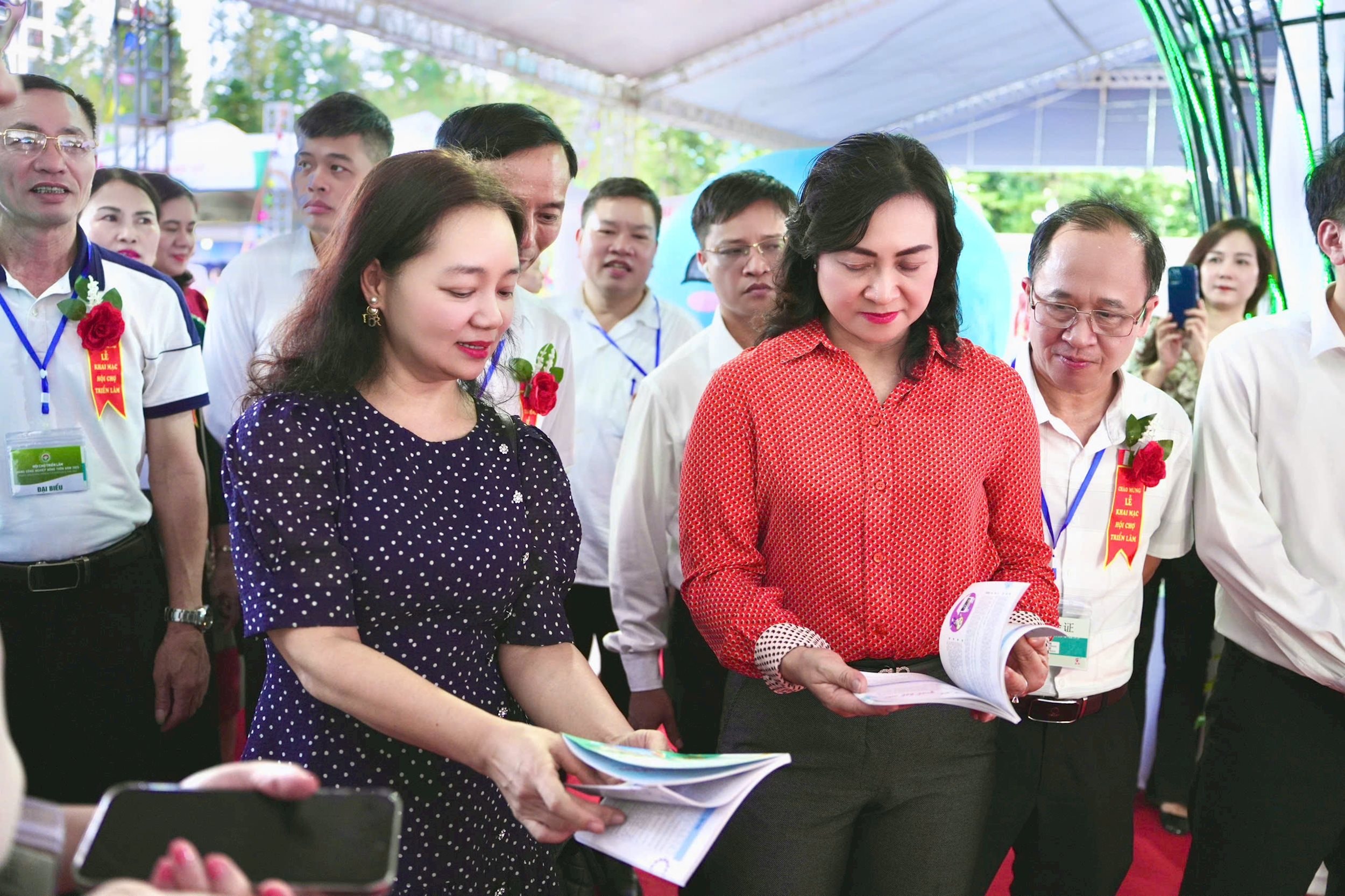 Deputy Minister (right) visits the booth
