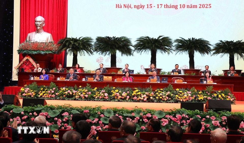 Đoàn Chủ tịch điều hành Đại hội. (Ảnh: Văn Điệp/TTXVN)