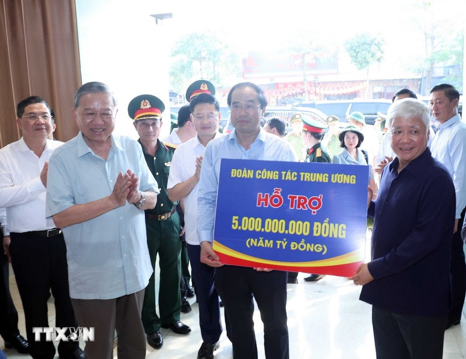 Đoàn công tác Trung ương hỗ trợ nhân dân tỉnh Thái Nguyên khắc phục hậu quả lũ lụt. (Ảnh: Thống Nhất/TTXVN)