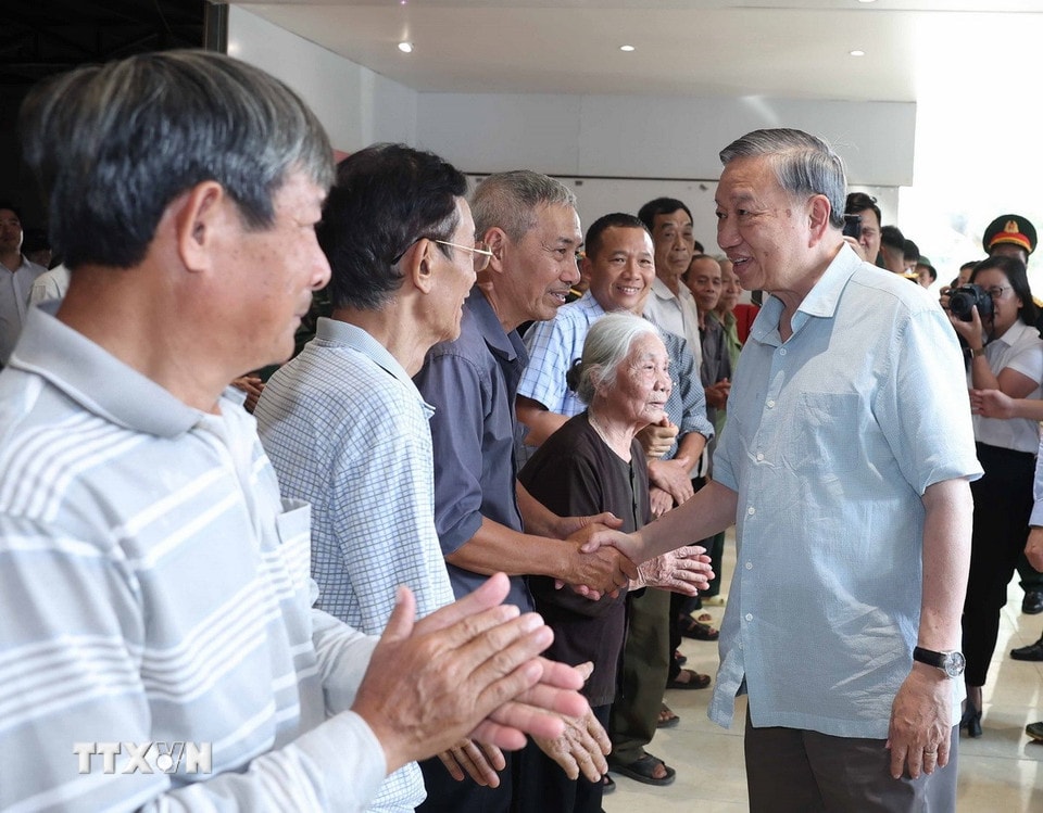 Tổng Bí thư Tô Lâm thăm hỏi, động viên nhân dân tỉnh Thái Nguyên. (Ảnh: Thống Nhất/TTXVN)