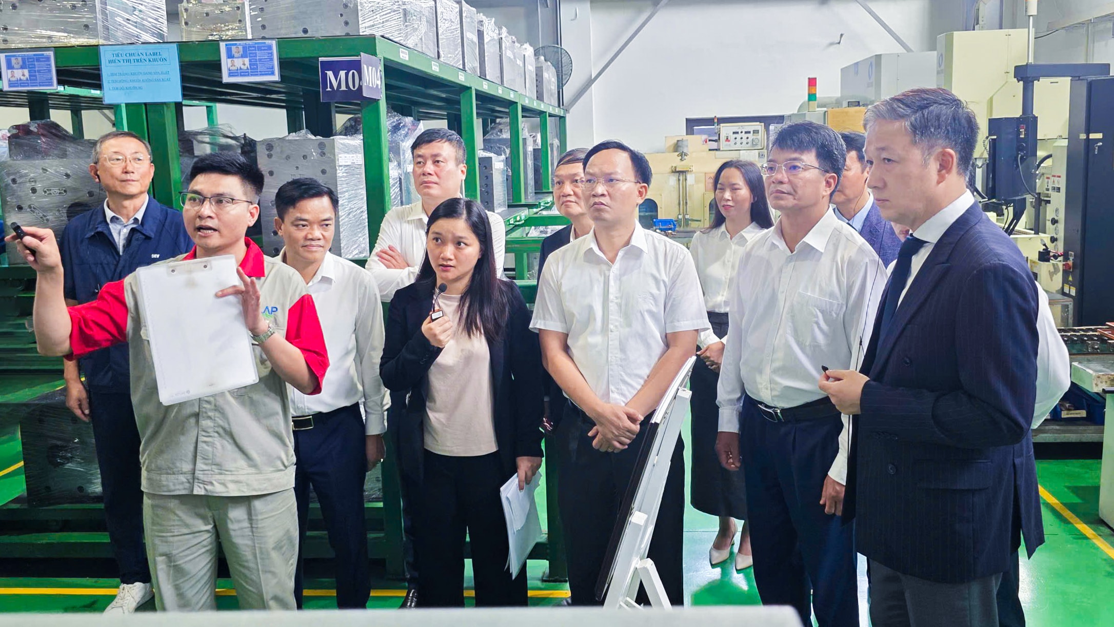 Các đại biểu trực tiếp tham quan và chứng kiến những thay đổi sau quá trình tham gia dự án nhà máy thông minh của doanh nghiệp