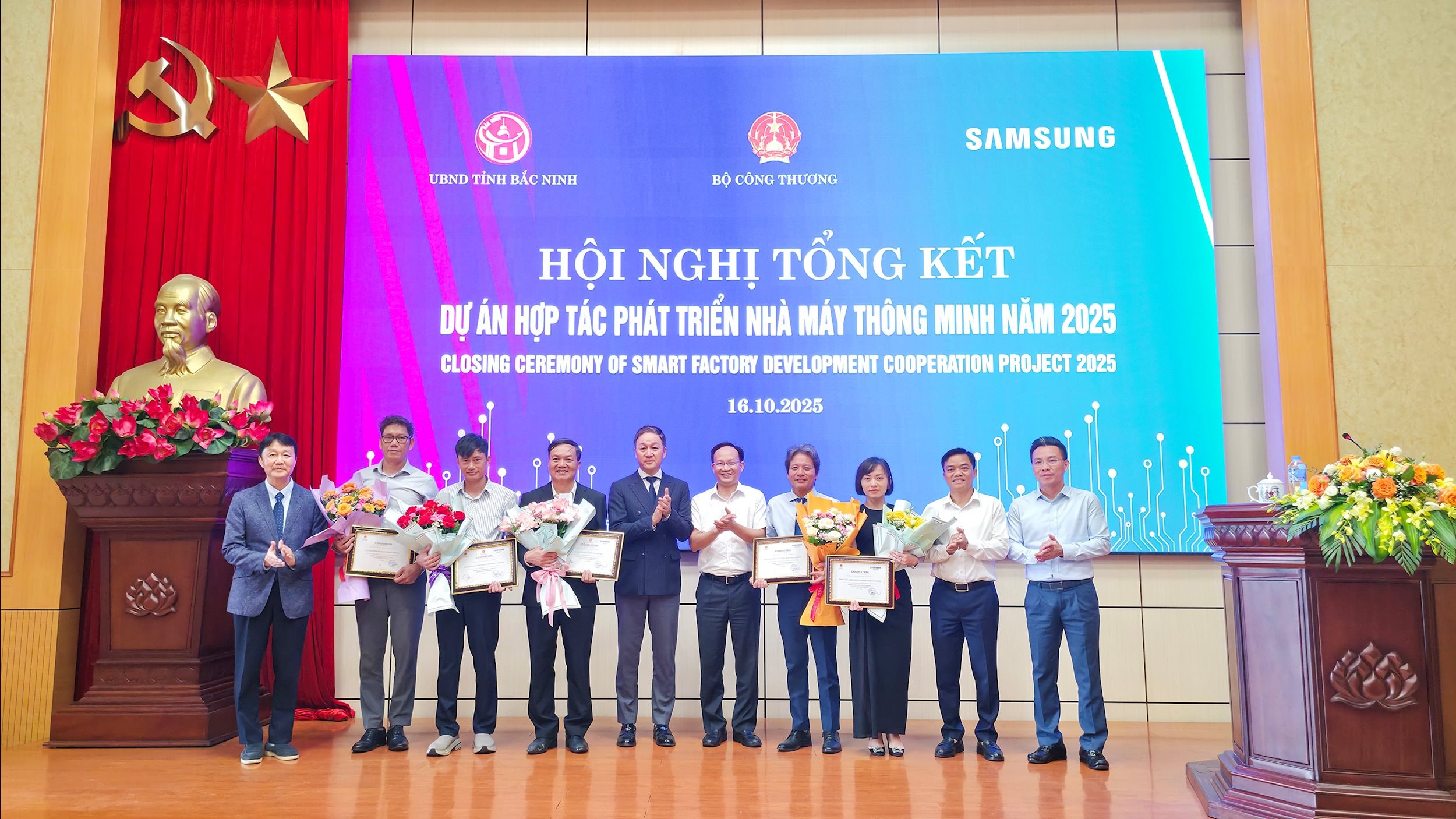 Đại diện Samsung trao chứng nhận và hoa cho các doanh nghiệp đã tham gia dự án