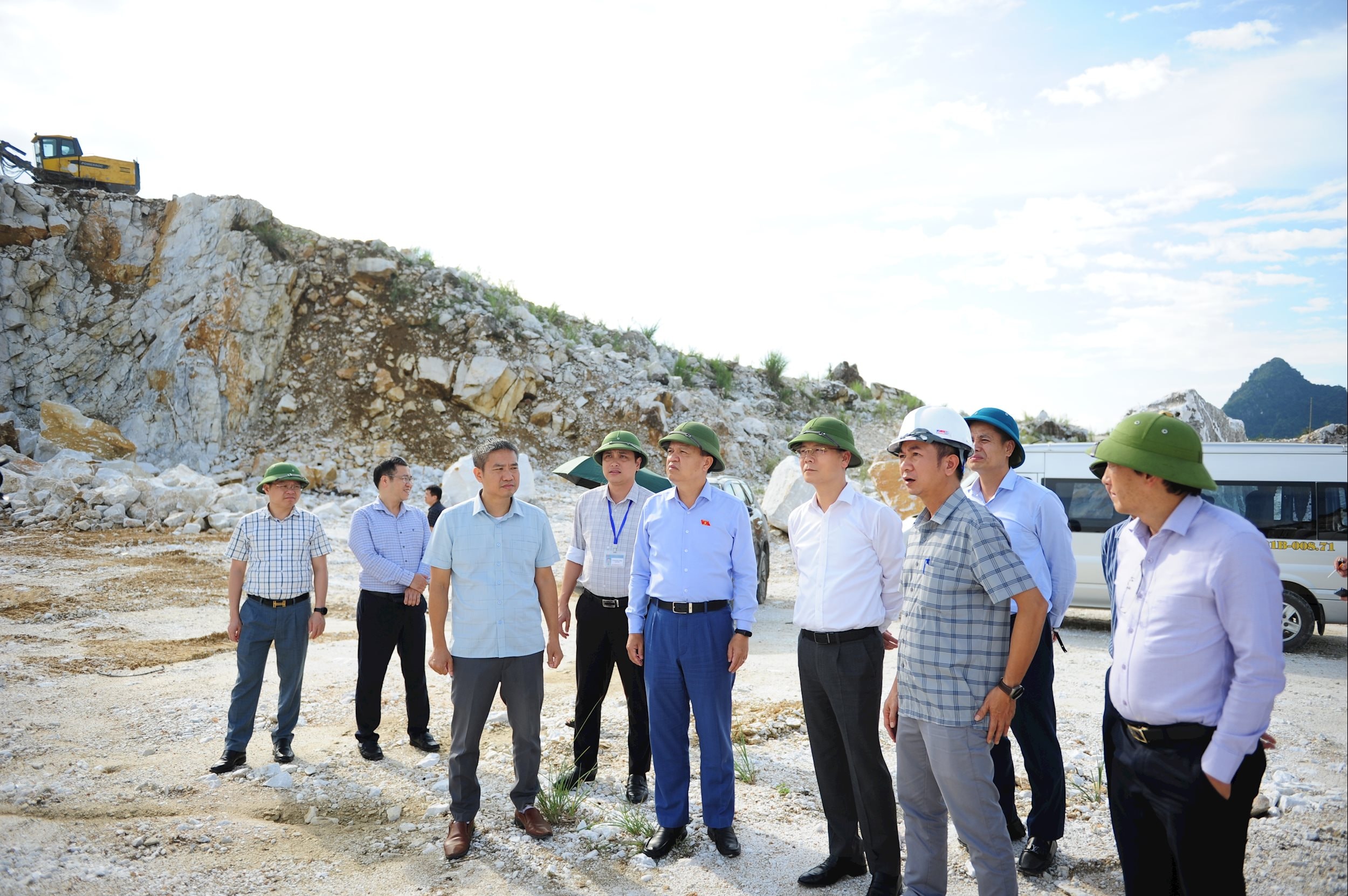 Đoàn công tác khảo sát mỏ đá hoa Mông Sơn I - Công ty cổ phần xi măng Yên Bình, Lào Cai - ảnh: Thanh Chi