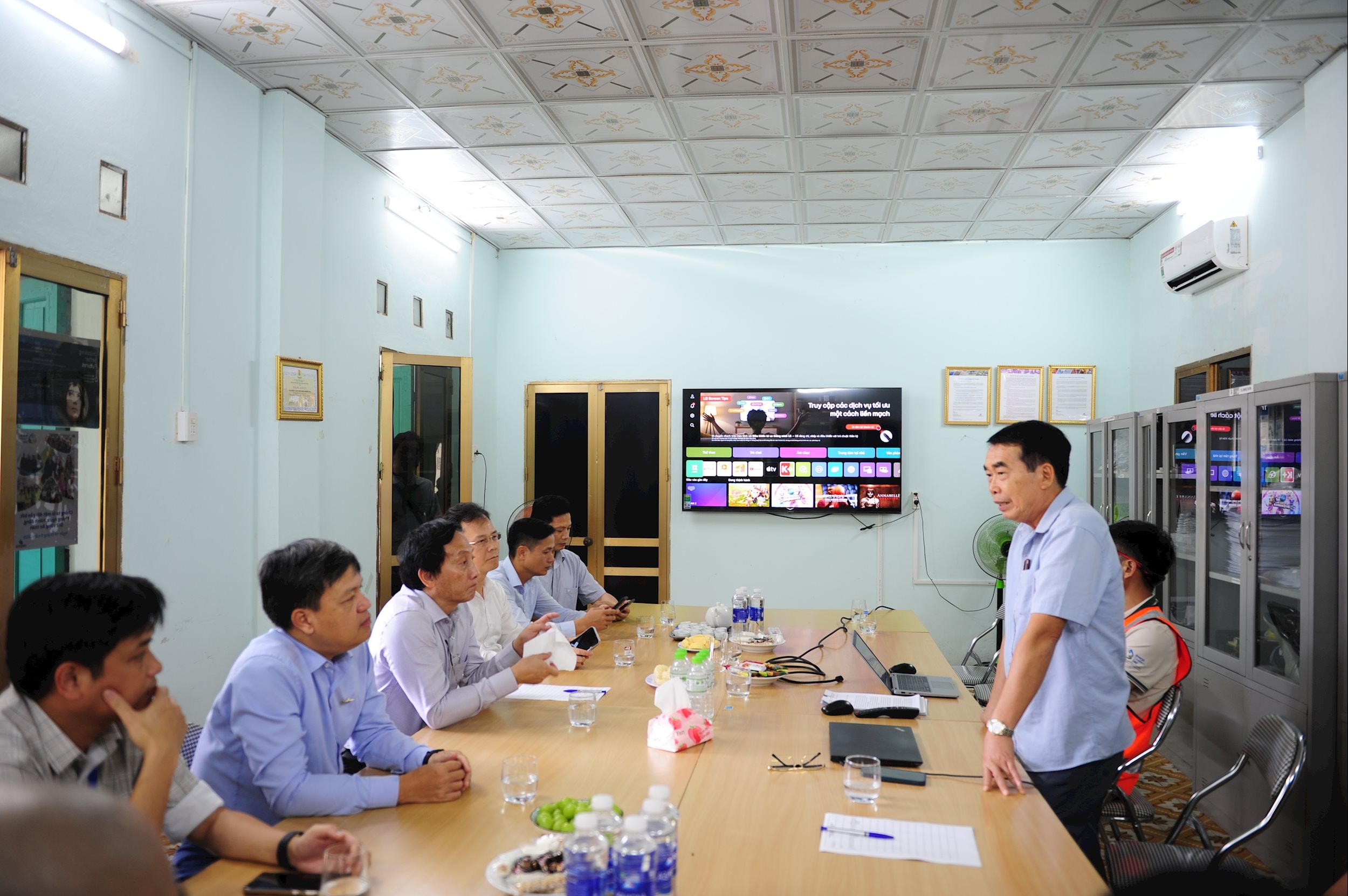 Đoàn khảo sát làm việc với đại diện lãnh đạo Công ty liên doanh canxi cacbonat YBB, Lào Cai - ảnh: Thanh Chi
