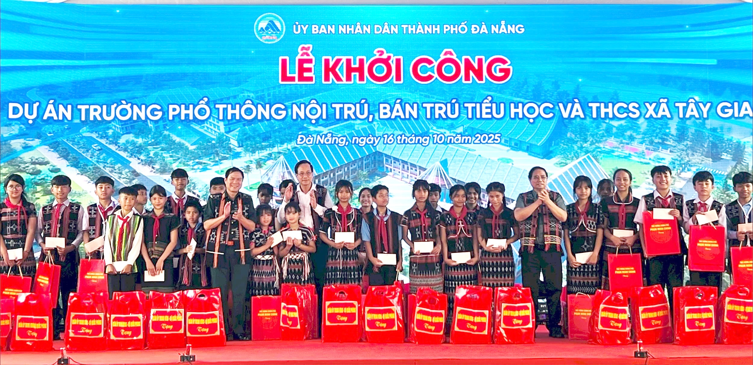 นายกรัฐมนตรี Pham Minh Chinh รัฐมนตรีว่าการกระทรวงชนกลุ่มน้อยและศาสนา Dao Ngoc Dung และรองรัฐมนตรีว่าการกระทรวงกลาโหม พลเอก Nguyen Quang Cuong มอบของขวัญหลายร้อยชิ้นให้กับนักเรียนชนกลุ่มน้อยในตำบล Tây Giang