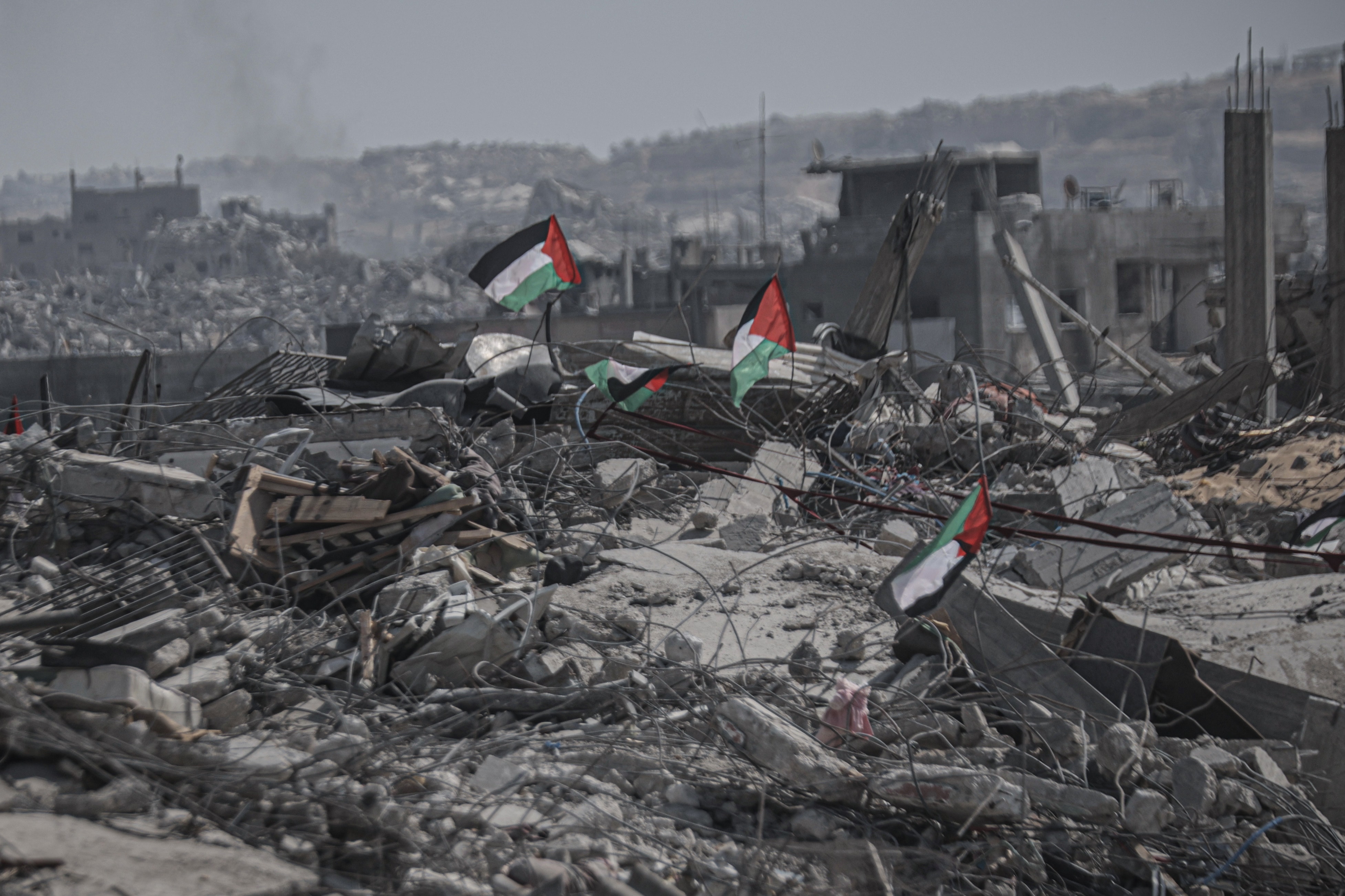 THÀNH PHỐ GAZA, GAZA - NGÀY 13 THÁNG 10: Cờ Palestine được nhìn thấy giữa đống đổ nát của các tòa nhà bị phá hủy khi người dân tiếp tục trở về phía bắc Gaza sau lệnh ngừng bắn và sự rút lui của lực lượng Israel vào ngày 13 tháng 10 năm 2025. [Ahmed Jihad Ibrahim Al-arini/Anadolu Agency]