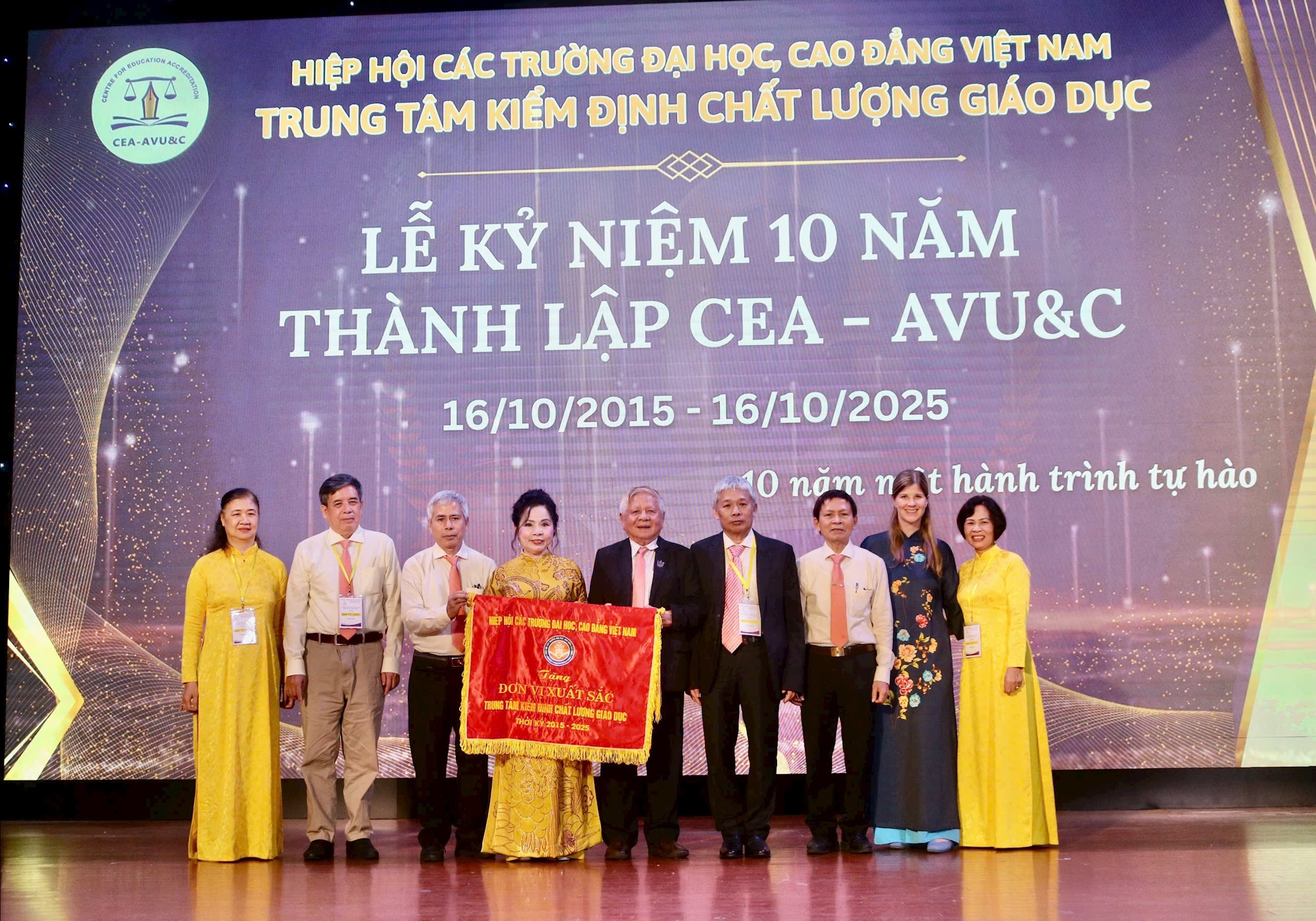 Lãnh đạo Hiệp hội Các trường đại học, cao đẳng Việt Nam trao tặng Cờ thi đua Đơn vị xuất sắc giai đoạn 2015-2025 cho Trung tâm Kiểm định chất lượng giáo dục