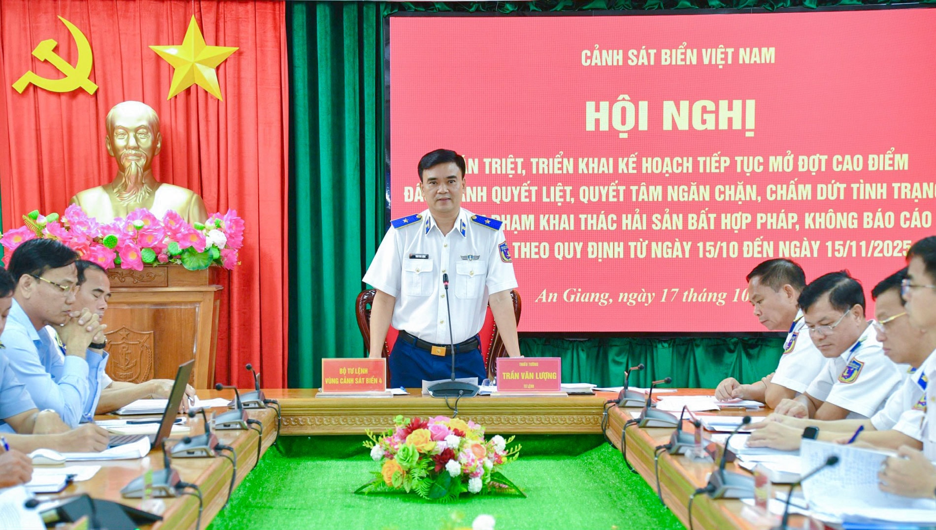 Thiếu tướng Trần Văn Lượng – Tư lệnh Vùng Cảnh sát biển 4 phát biểu tham luận.