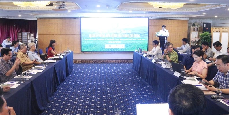 Ảnh 1- Đại diện các cơ quan quản lý trung ương và địa phương, chủ rừng, viện nghiên cứu đóng góp ý kiến về quản lý rừng bền vững và chứng chỉ rừng. Ảnh LN