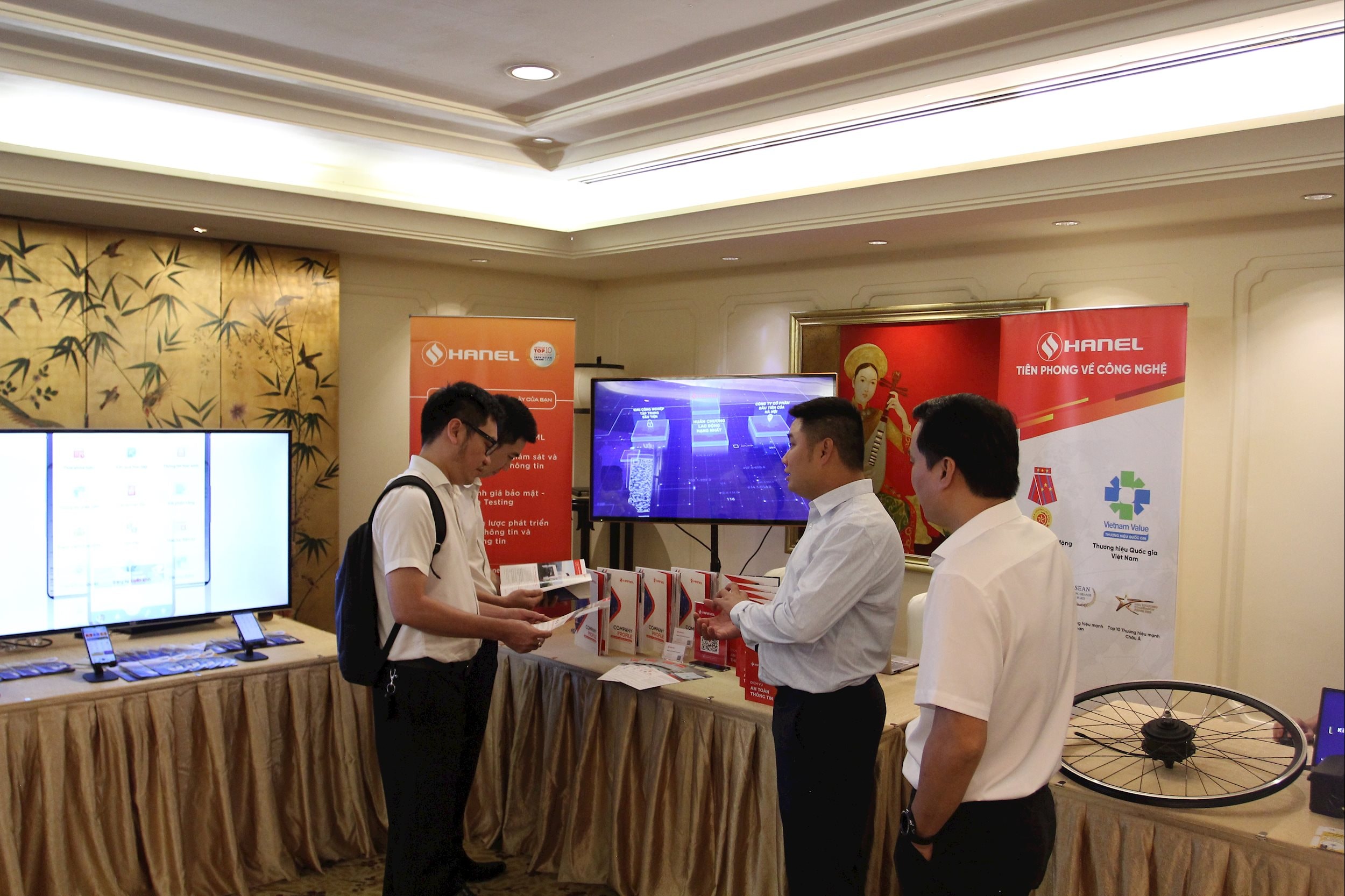 Bàn giới thiệu sản phẩm của Hanel 1