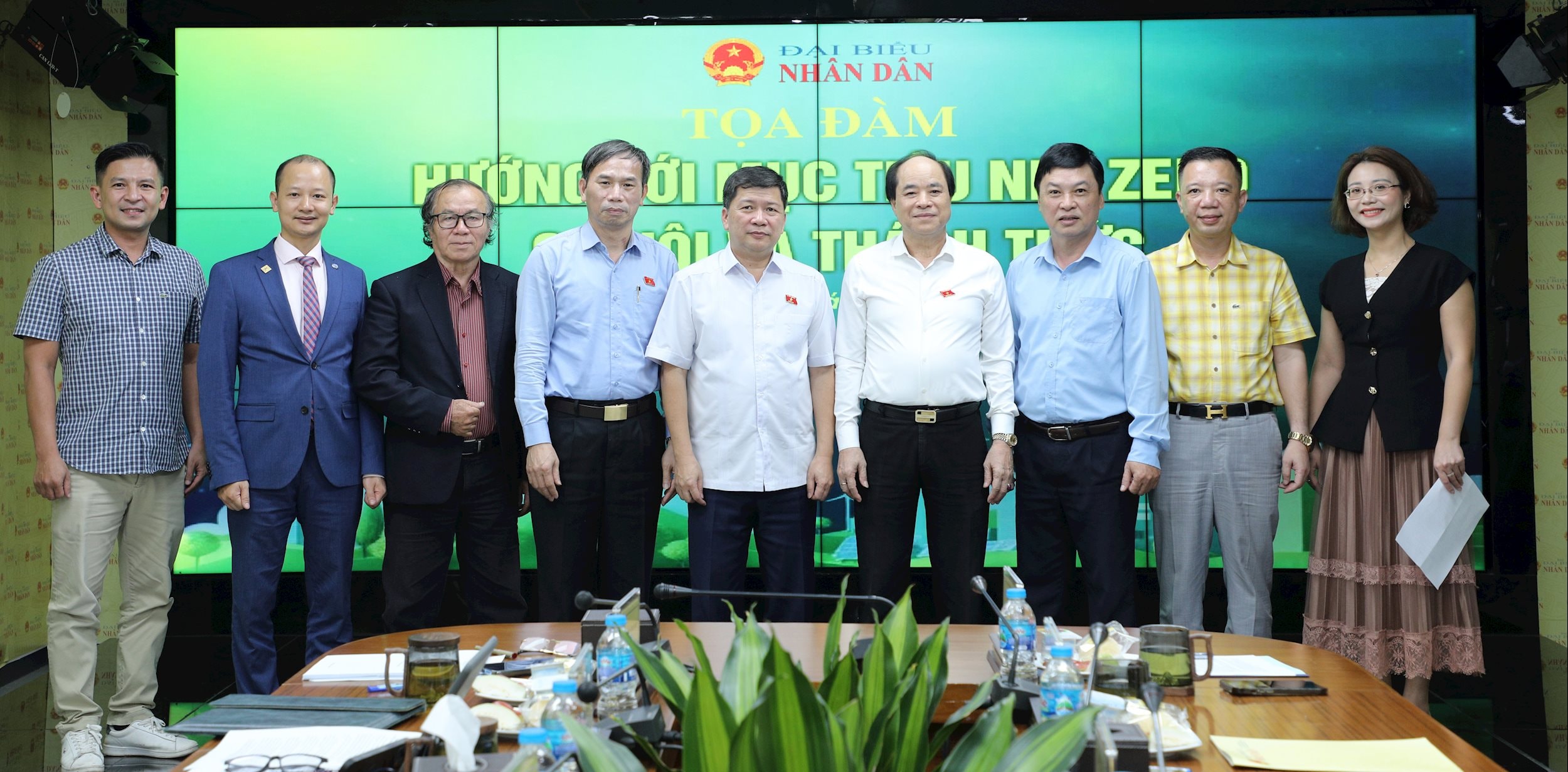 Các đại biểu tham dự toạ đàm chụp hình lưu niệm. Ảnh: Khánh Duy
