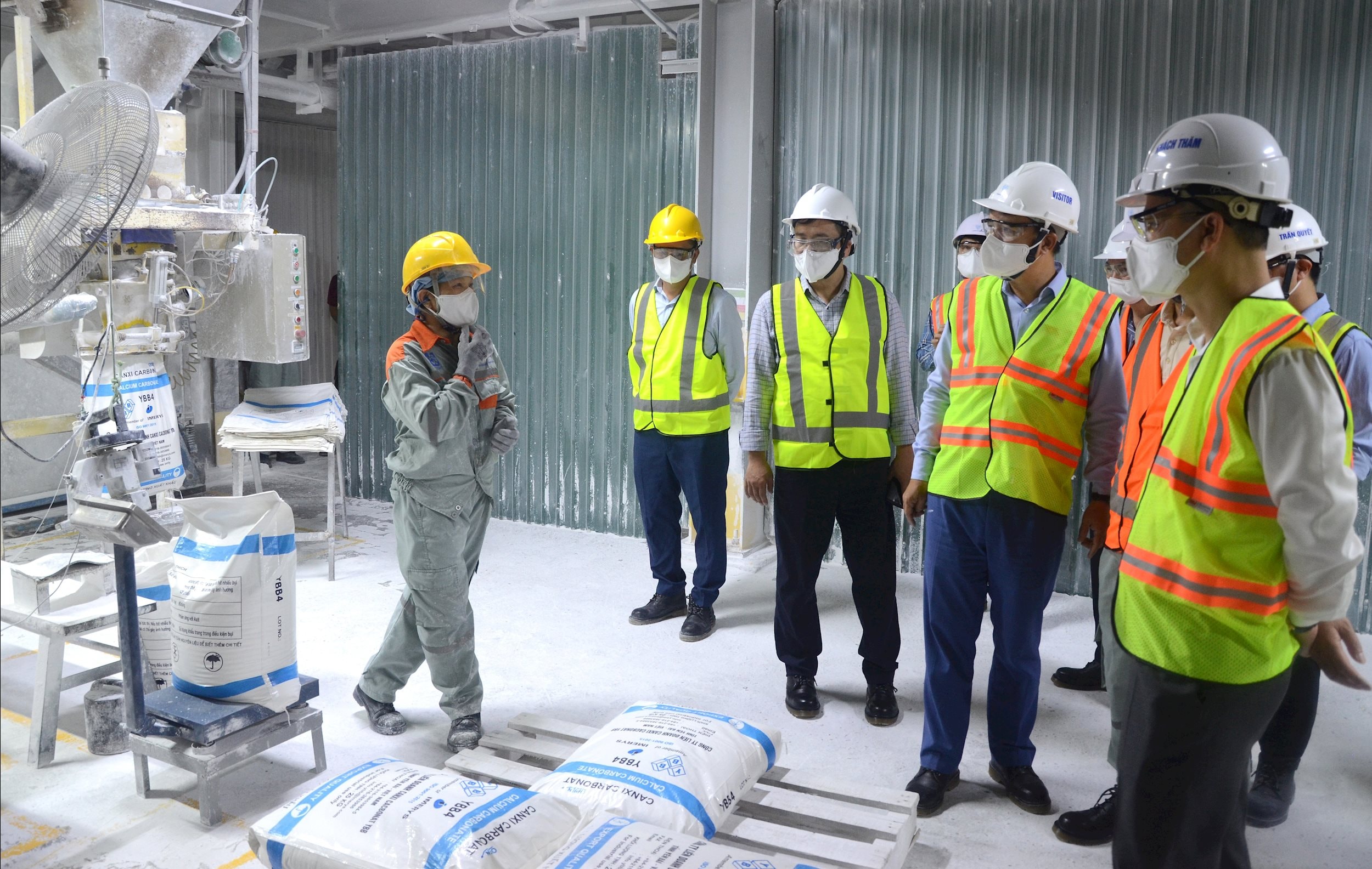 Đoàn công tác khảo sát nhà máy nghiền đá, Công ty liên doanh canxi cacbonat YBB - ảnh: Thanh Chi