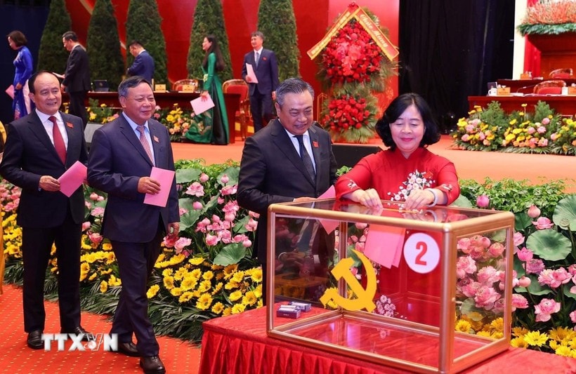 Delegates cast their votes to elect the 18th Hanoi Party Committee for the 2025–2030 term. (Photo: VNA) 
