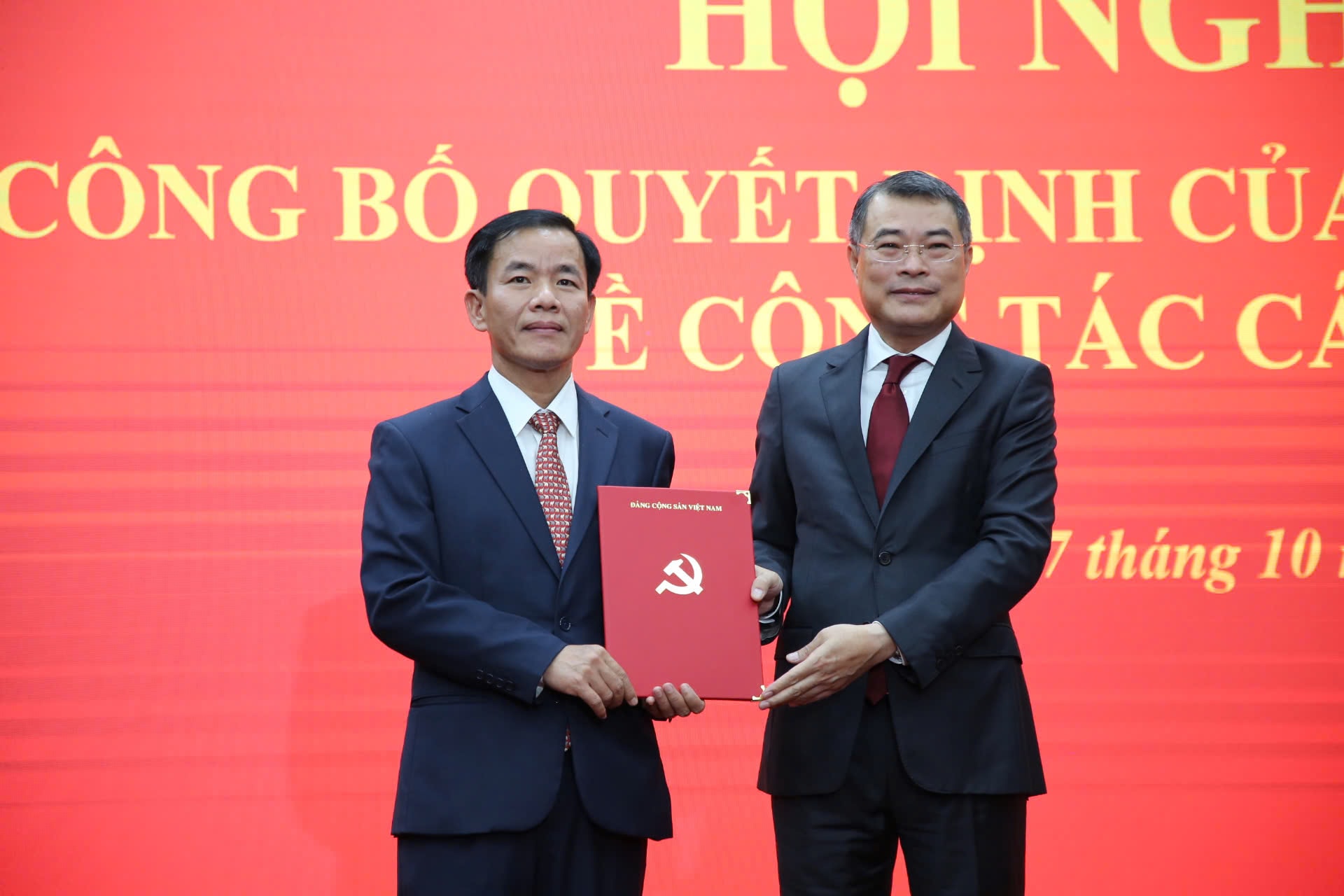 Das Politbüro hat den Sekretär des Parteikomitees der Provinz Quang Tri für die Amtszeit 2025–2030 ernannt und ernannt.