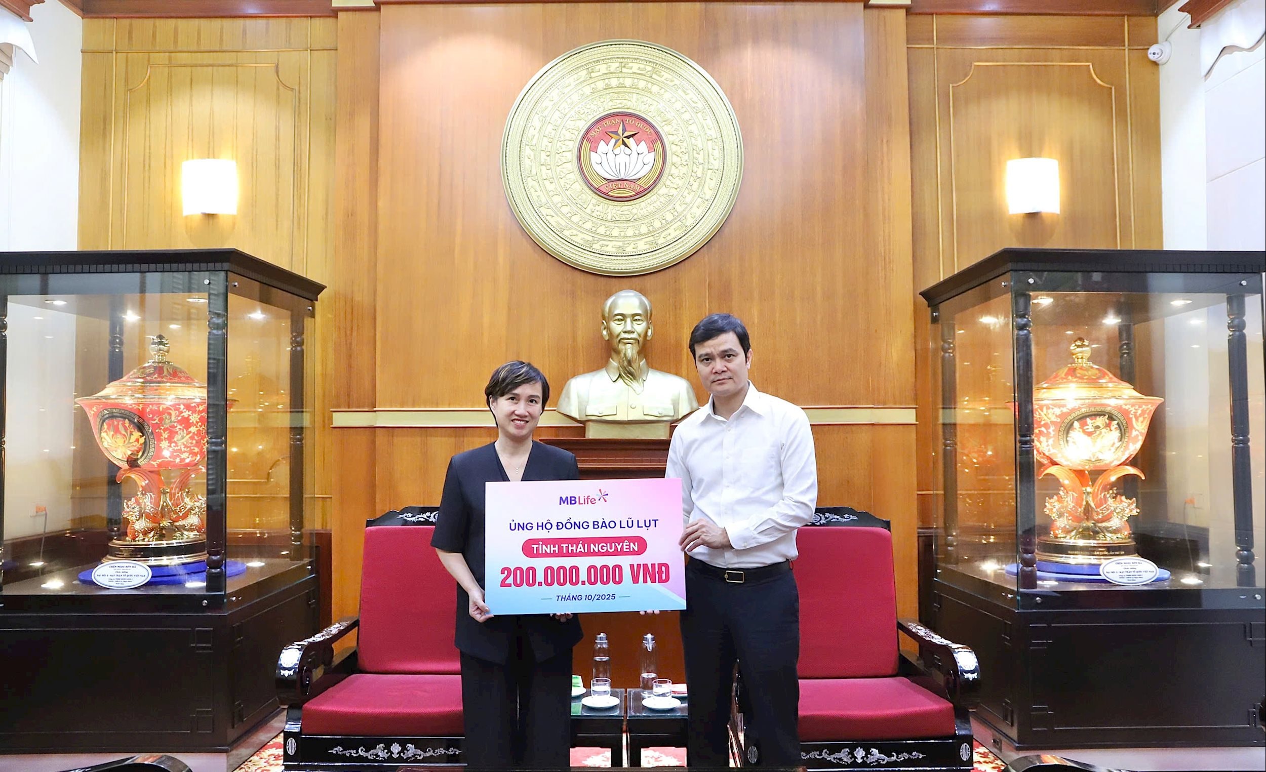 Đại diện MB Life ủng hộ 200 triệu đồng đến người dân tỉnh Thái Nguyên bị ảnh hưởng do mưa lũ