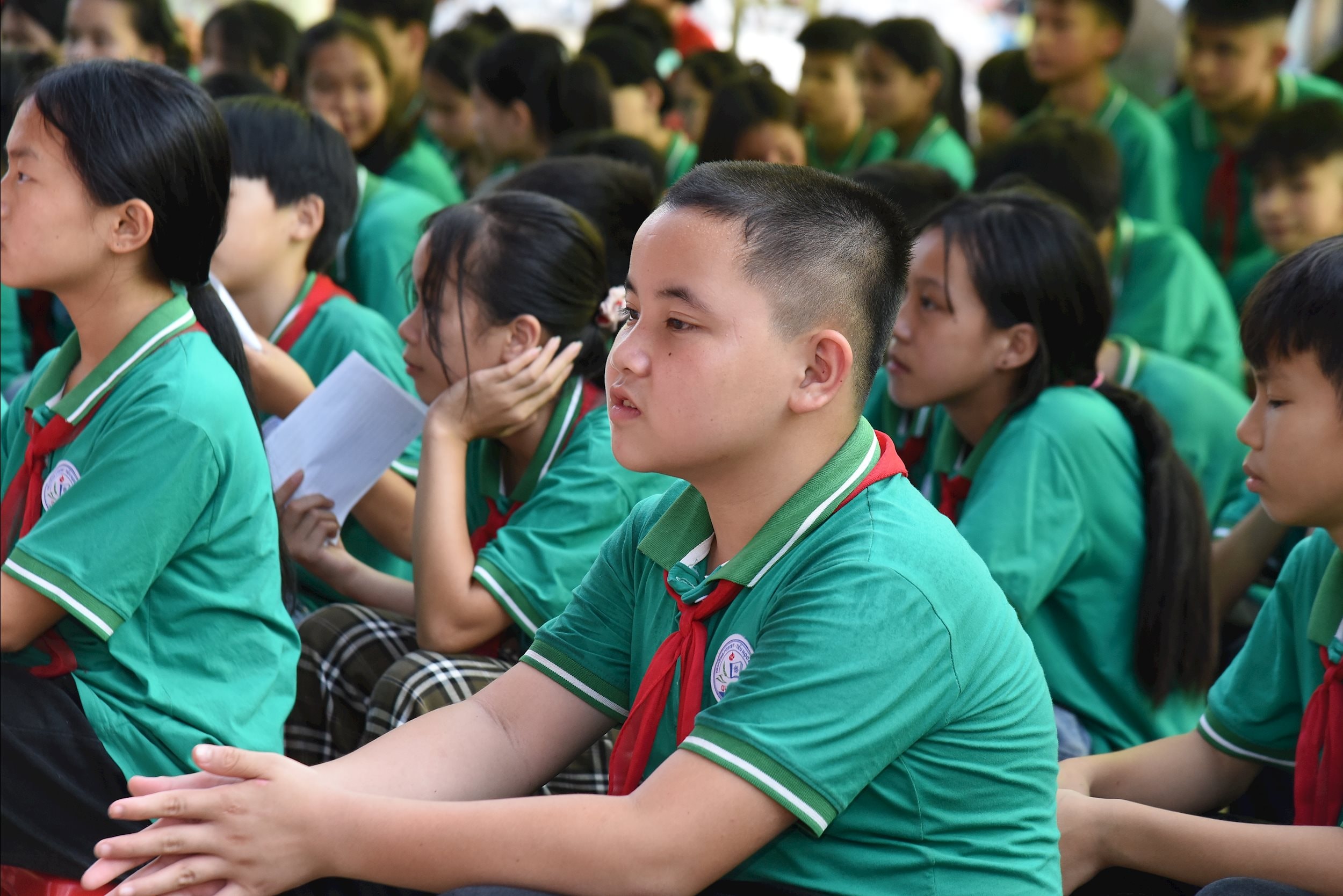 Học sinh Trường Phổ thông Dân tộc bán trú TH & THCS Quý Hòa trong Lễ trao tặng máy tính và sách