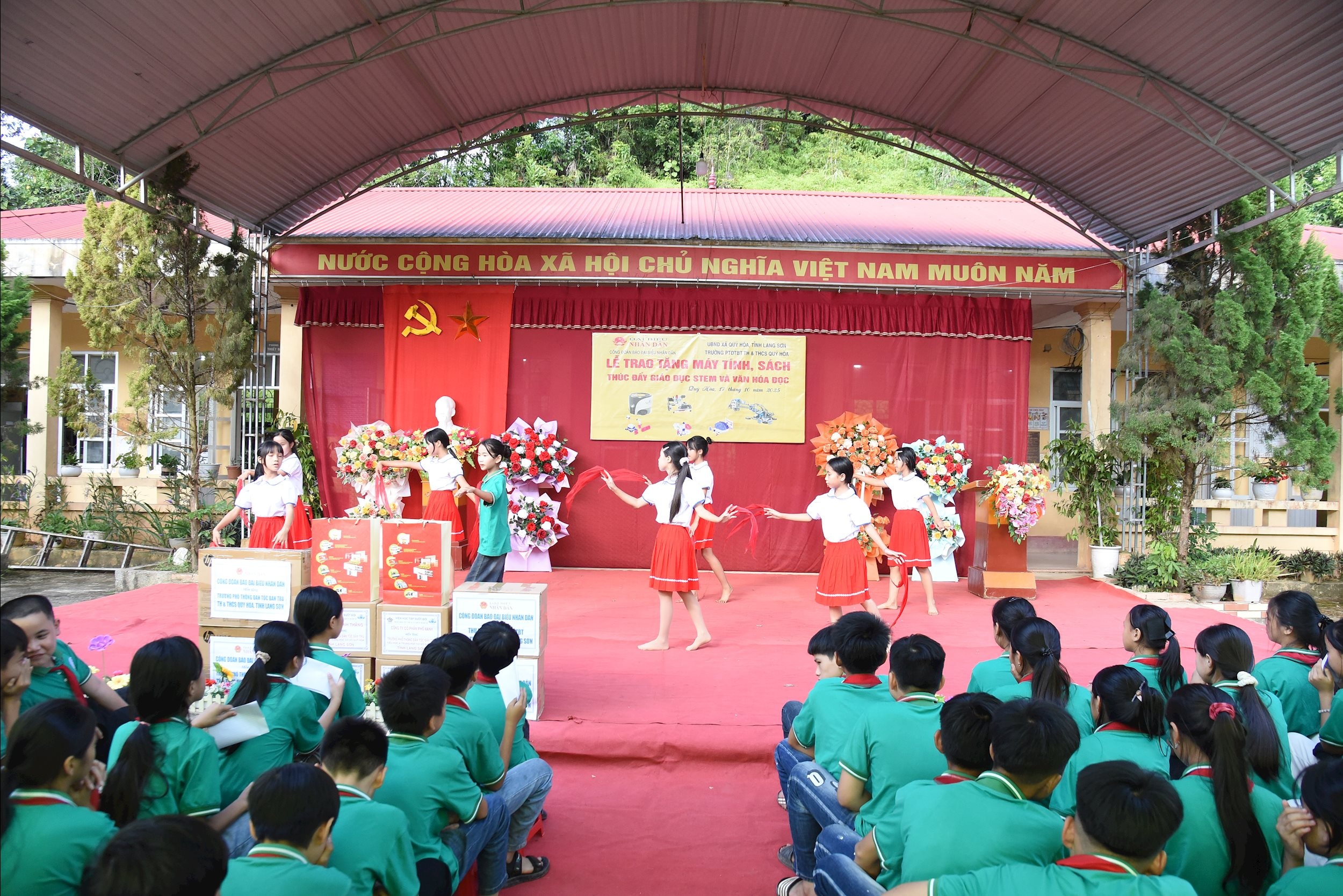 Học sinh Trường Phổ thông Dân tộc bán trú TH & THCS Quý Hòa trong Lễ trao tặng máy tính và sách