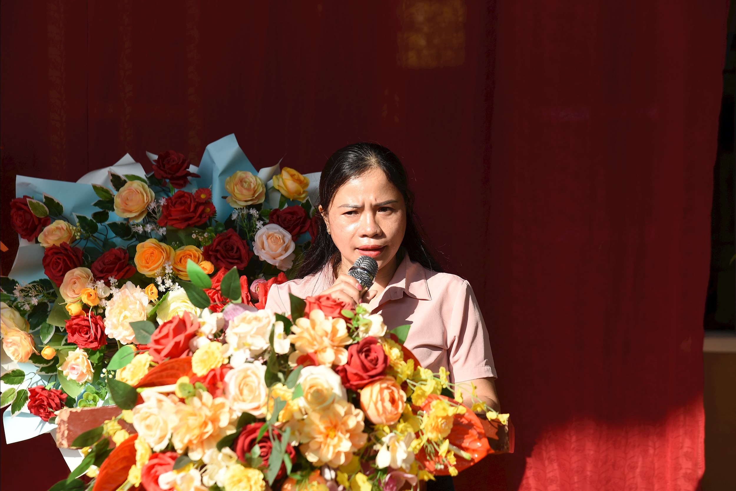 Phó chủ tịch UBND xã Quý Hòa Lý Thị Hiền phát biểu tại lễ trao tặng máy tính và sách