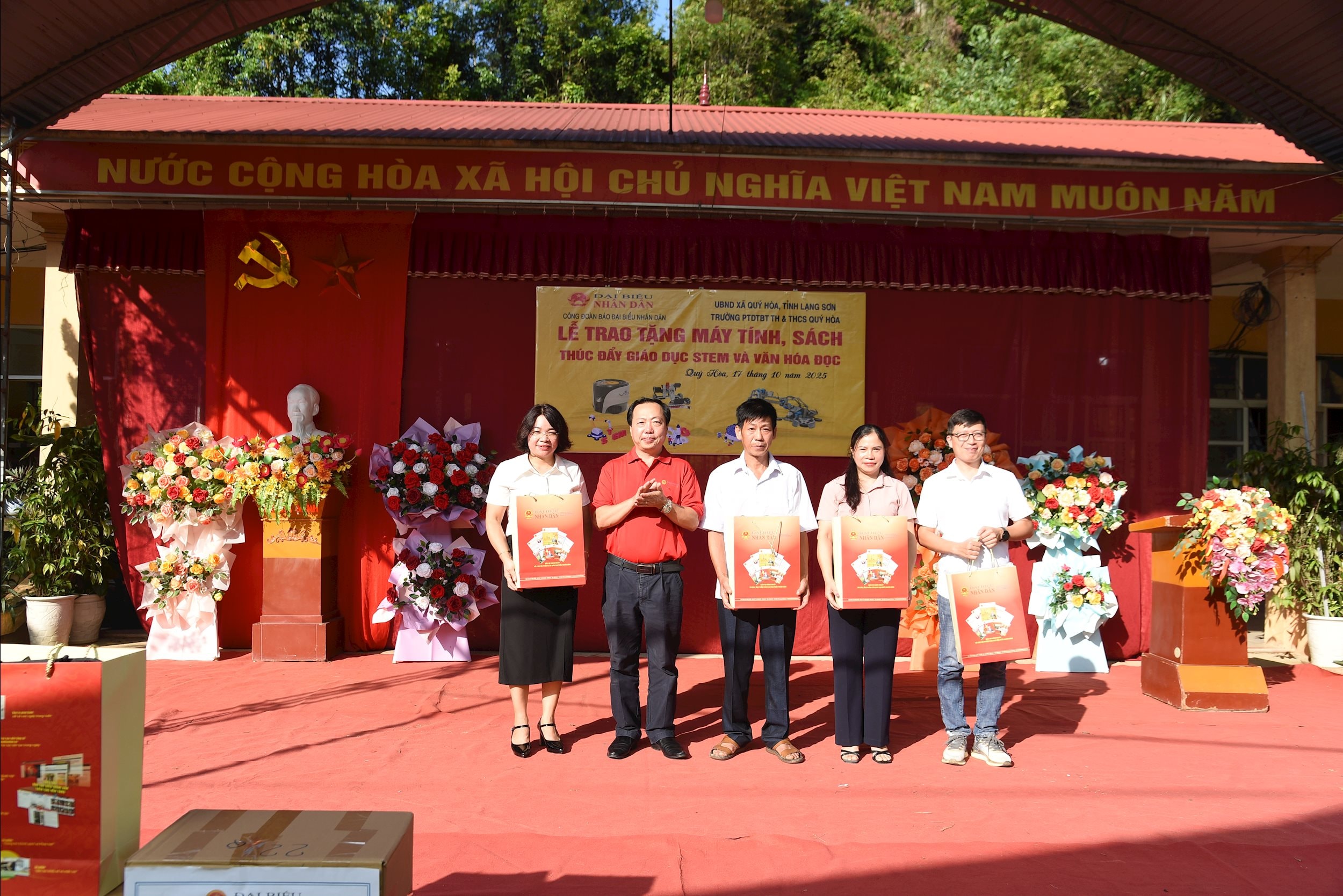 Chủ tịch Công đoàn Báo Đại biểu Nhân dân Nguyễn Đăng Hải trao tặng quà tới lãnh đạo xã Quý Hòa cùng đại diện cán bộ, giáo viên, nhân viên Trường Phổ thông Dân tộc bán trú TH&THCS Quý Hòa