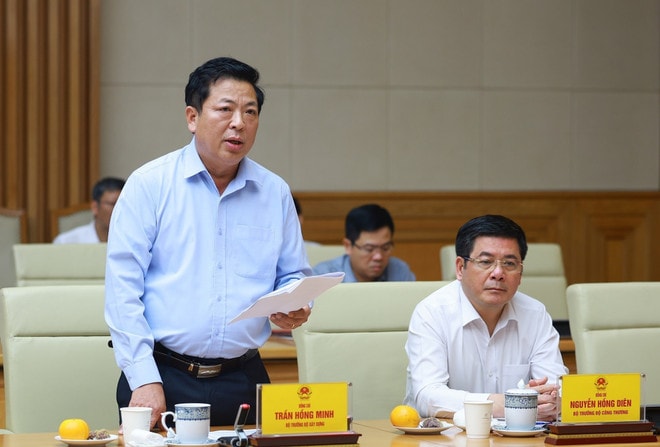 Minister of Construction Tran Hong Minh speaking at the conference (Photo: VNA) vna-potal-thu-tuong-chu-tri-hoi-nghi-toan-quoc-lan-thu-4-ve-thuc-day-dau-tu-cong-nam-2025-8346734.jpg
