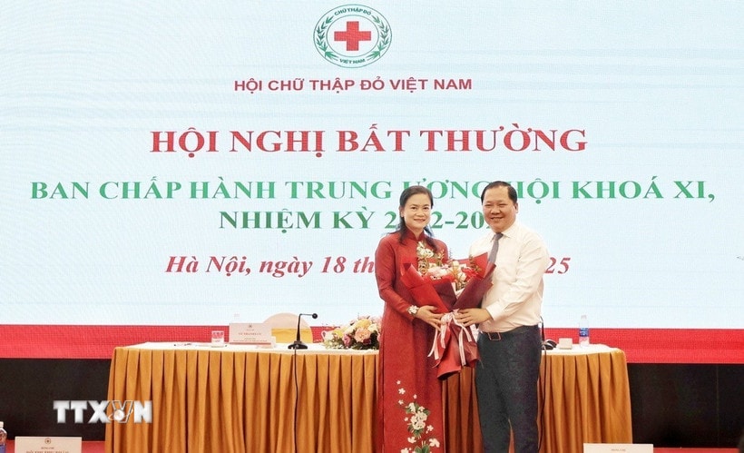 Ông Nguyễn Phi Long, Phó Bí thư Đảng ủy Mặt trận Tổ quốc, các đoàn thể Trung ương chúc mừng tân Chủ tịch Trung ương Hội Chữ thập Đỏ Việt Nam. (Ảnh: Hạnh Quyên/TTXVN)