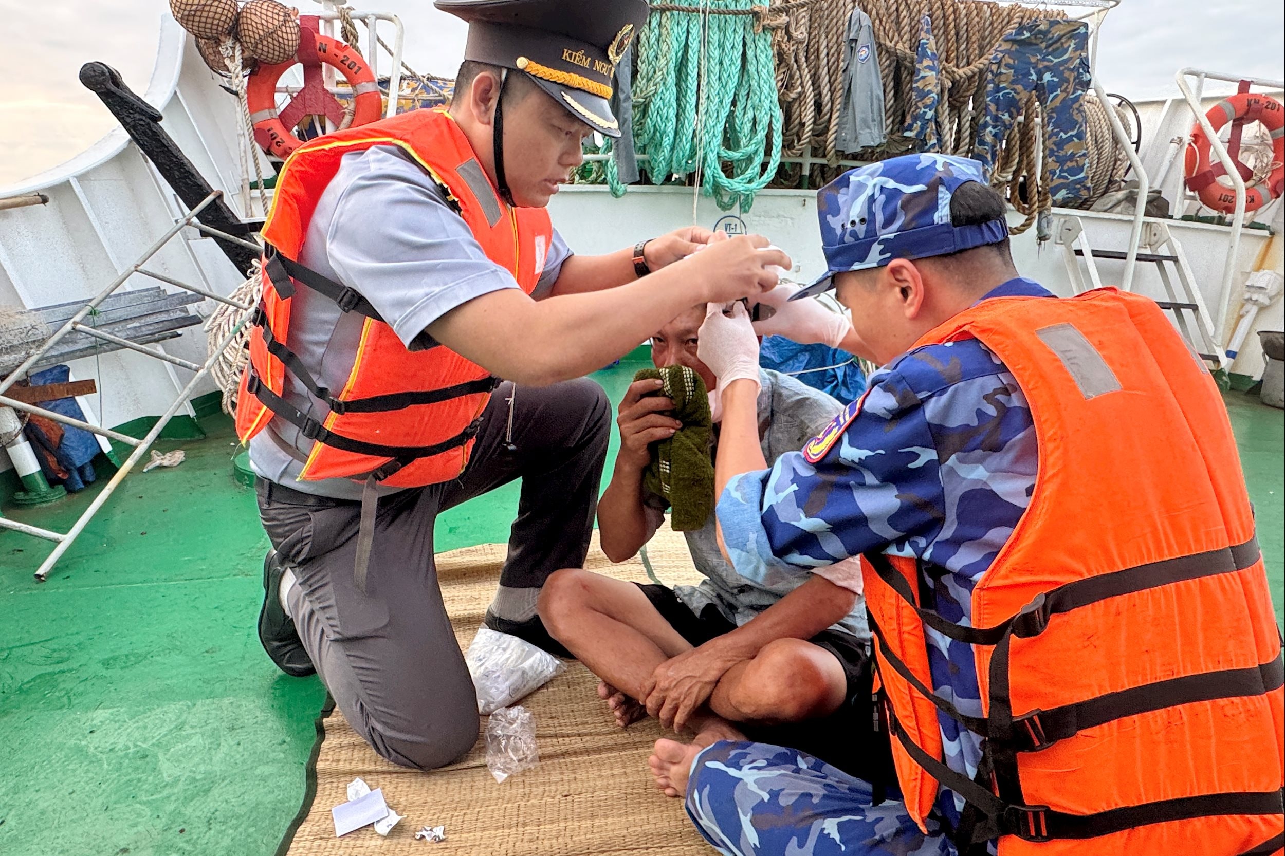 Sơ cấp cứu ngư dân Đào Văn Thiện