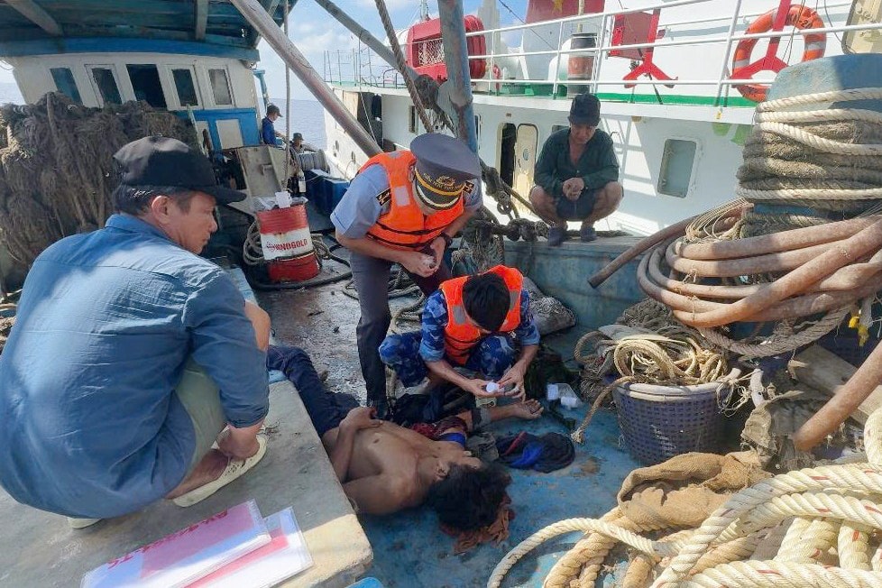 Tổ quân y cấp cứu cho ngư dân Đào Nhứt Lít