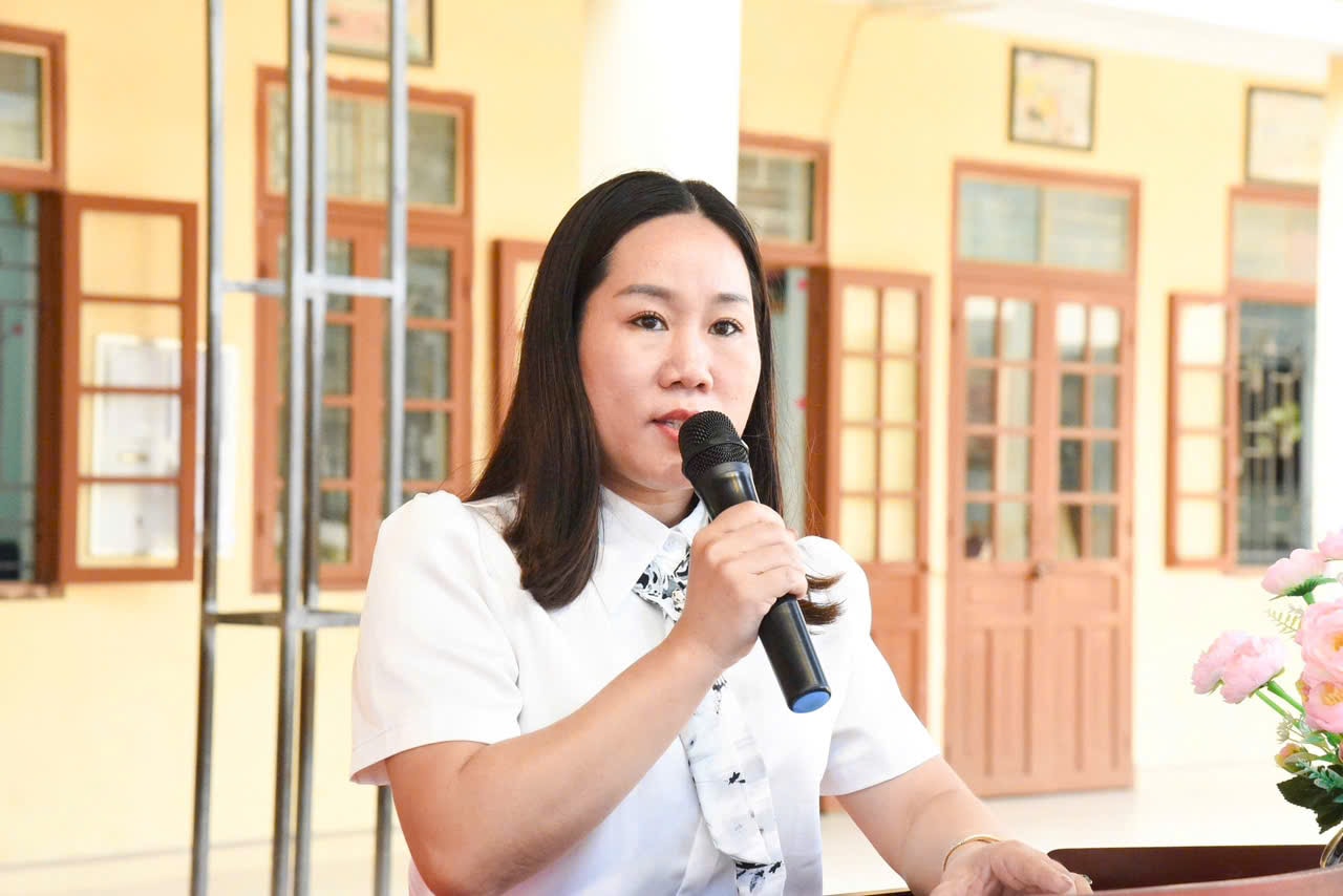 Hiệu trưởng Trường PTDTBT THCS Tri Lễ Hoàng Thị Lượng cho đây là những món quà ý nghĩa, động viên thầy và trò nhà trường vượt qua khó khăn, vươn lên trong giảng dạy và học tập