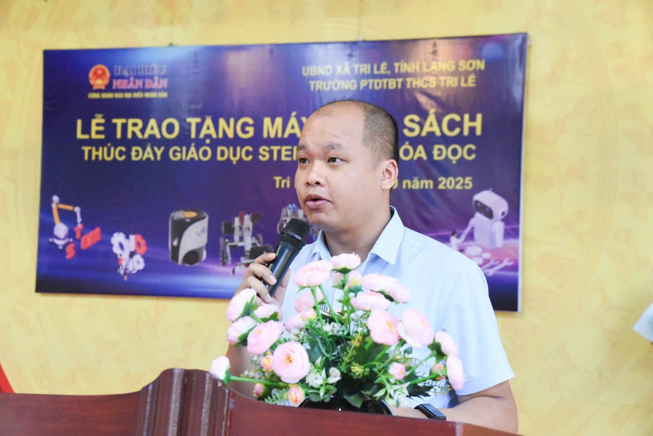 Phó Bí thư Đảng ủy, Chủ tịch UBND xã Tri Lễ Lương Đình Toại phát biểu tại ễ trao tặng máy tính và sách