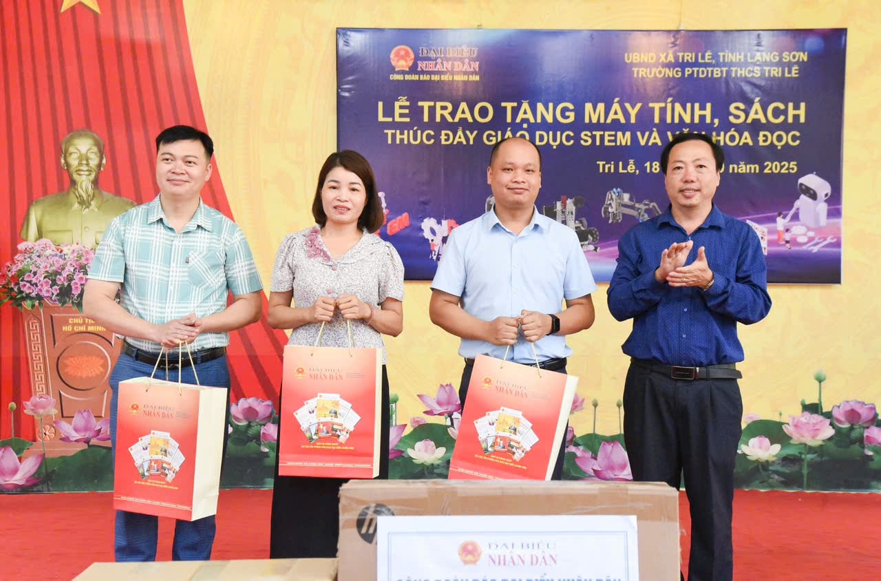 Chủ tịch Công đoàn cơ sở Báo Đại biểu Nhân dân Nguyễn Đăng Hải trao tặng quà tới lãnh đạo xã Tri Lễ cùng đại diện cán bộ, giáo viên, nhân viên Trường PTDTBT THCS Tri Lễ