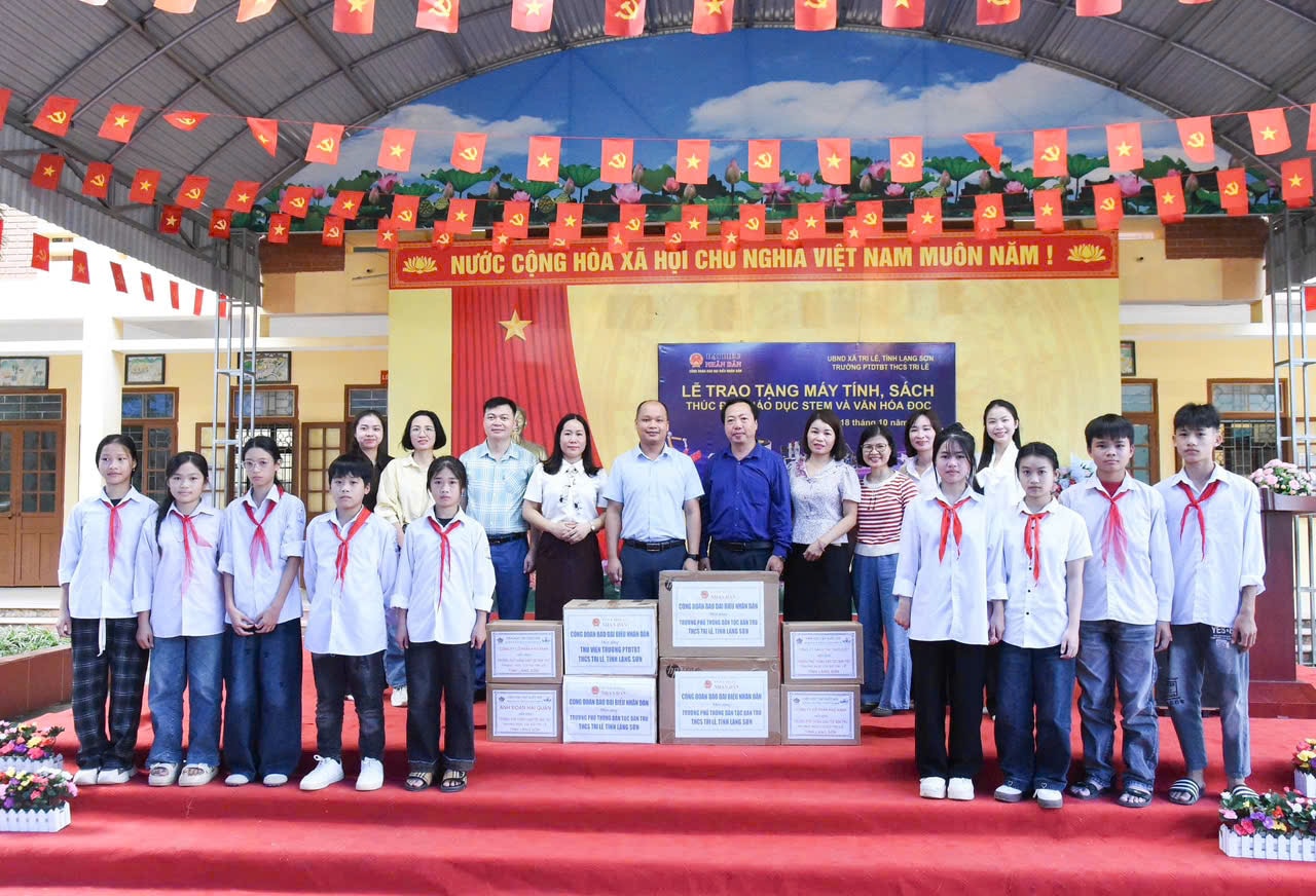 Công đoàn cơ sở Báo Đại biểu Nhân dân trao tặng máy tính và sách cho Trường Phổ thông Dân tộc bán trú THCS Tri Lễ