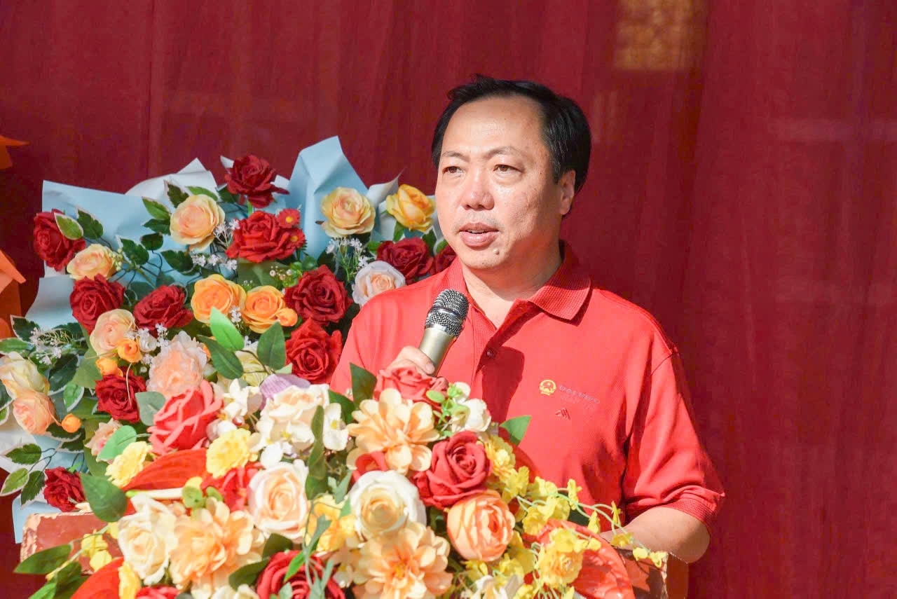 Chủ tịch Công đoàn Báo Đại biểu Nhân dân Nguyễn Đăng Hải phát biểu tại Lễ trao tặng máy tính và sách cho Trường Phổ thông Dân tộc bán trú TH & THCS Quý Hòa