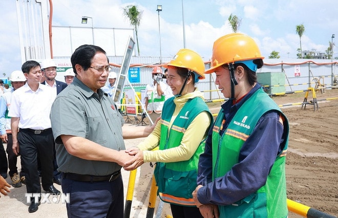Thủ tướng Phạm Minh Chính với công nhân thi công dự án Khu nhà ở xã hội của thành phố Cần Thơ. (Ảnh: Dương Giang/TTXVN) ttxvn-thu-tuong-pham-minh-chinh-tham-khu-nha-o-xa-hoi-tai-thanh-pho-can-tho-5.jpg