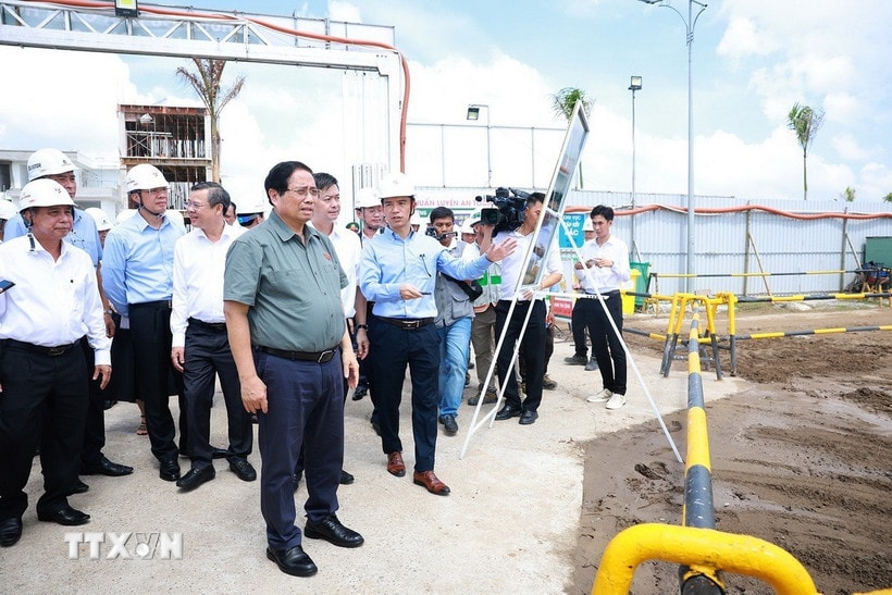 Thủ tướng Phạm Minh Chính thăm công trường thi công dự án Khu nhà ở xã hội của thành phố Cần Thơ. (Ảnh: Dương Giang/TTXVN)