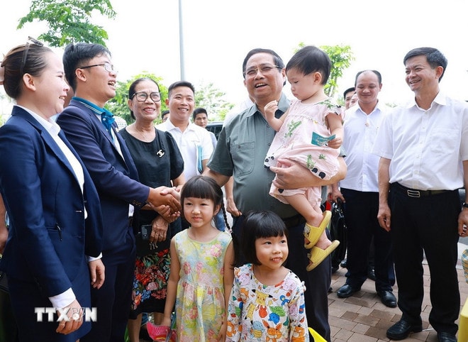 Thủ tướng Phạm Minh Chính thăm người dân sinh sống tại Khu nhà ở xã hội của thành phố Cần Thơ. (Ảnh: Dương Giang/TTXVN) ttxvn-thu-tuong-pham-minh-chinh-tham-khu-nha-o-xa-hoi-tai-thanh-pho-can-tho-8.jpg