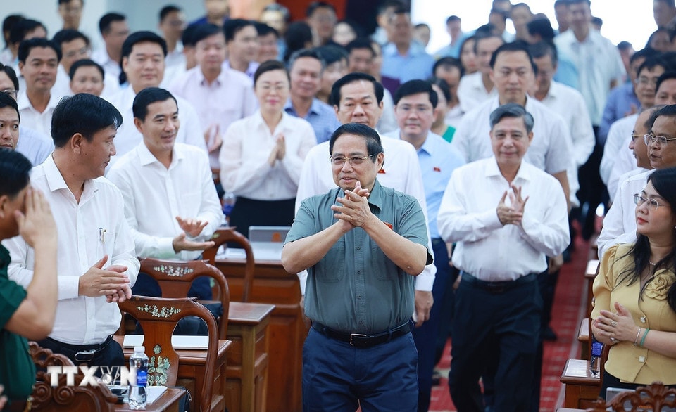 Thủ tướng Phạm Minh Chính tiếp xúc cử tri là đại diện lãnh đạo các xã, phường trên địa bàn thành phố Cần Thơ. (Ảnh: Dương Giang/TTXVN)