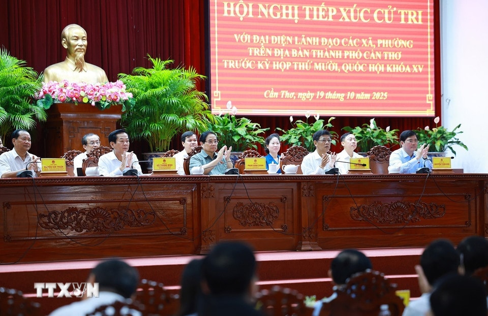Thủ tướng Phạm Minh Chính và Đoàn đại biểu Quốc hội thành phố Cần Thơ tiếp xúc cử tri trước Kỳ họp thứ 10, Quốc hội khóa XV. (Ảnh: Dương Giang/TTXVN)