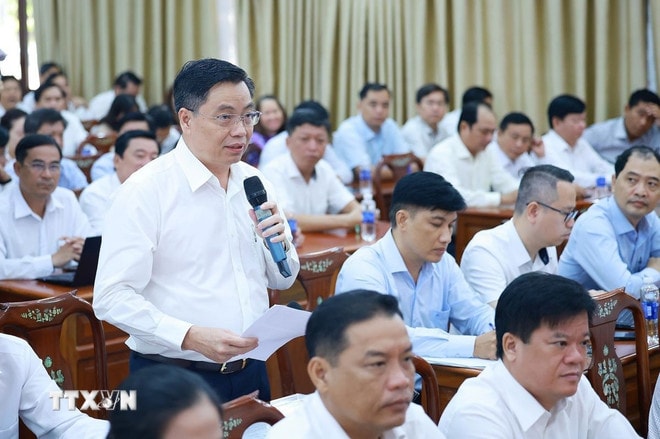 Cử tri Bùi Văn Kiệt, Chủ tịch UBND phường Cái Khế phát biểu. (Ảnh: Dương Giang/TTXVN) ttxvn-thu-tuong-tiep-xuc-cu-tri-lanh-dao-cac-xa-phuong-cua-thanh-pho-can-tho-19-13.jpg