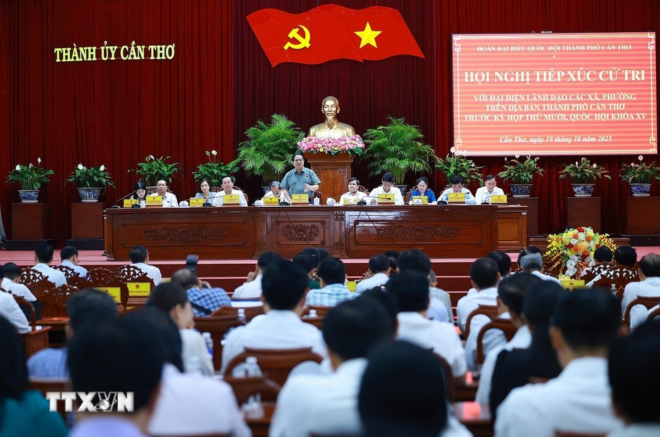 Thủ tướng Phạm Minh Chính tiếp xúc cử tri thành phố Cần Thơ trước Kỳ họp thứ 10, Quốc hội khóa XV. (Ảnh: Dương Giang/TTXVN)