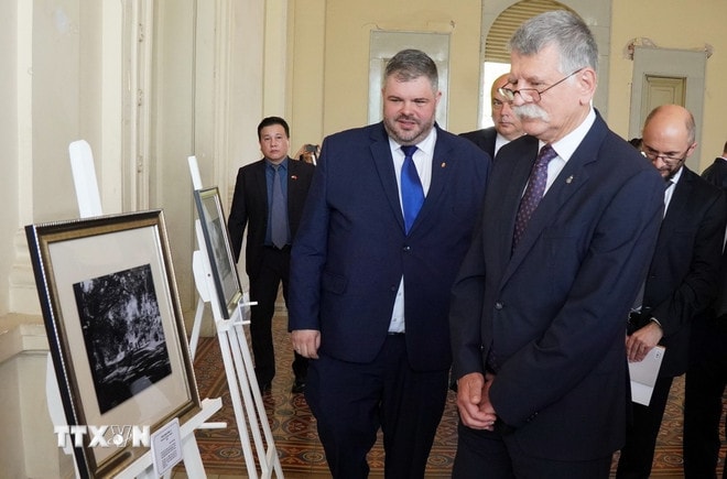 ttxvn-chu-tich-quoc-hoi-hungary-du-khai-mac-trien-lam-anh-ve-thanh-pho-ho-chi-minh-2.jpg