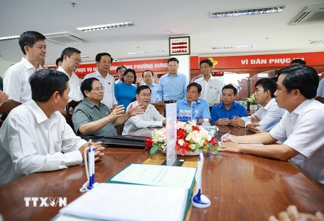 Thủ tướng Phạm Minh Chính giao nhiệm vụ cho cán bộ, công chức Trung tâm phục vụ hành chính công phường Hưng Phú, Thành phố Cần Thơ. (Ảnh: Dương Giang/TTXVN) ttxvn-thu-tuong-kiem-tra-hoat-dong-trung-tam-phuc-vu-hanh-chinh-cong-o-can-tho-3.jpg