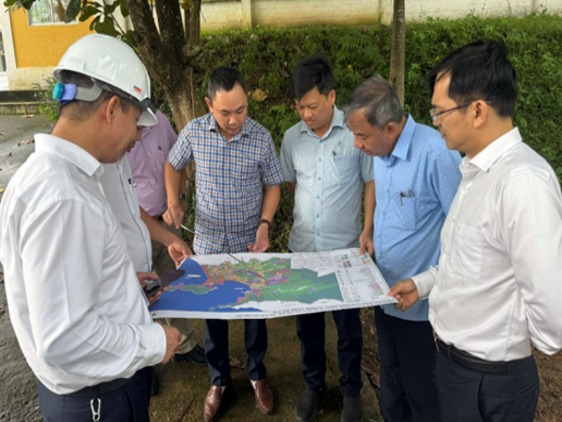 Thường trực HĐND thành phố Đà Nẵng giám sát tình hình triển khai thực hiện một số công trình động lực, trọng điểm trên địa bàn thành phố Ảnh: H. NAM